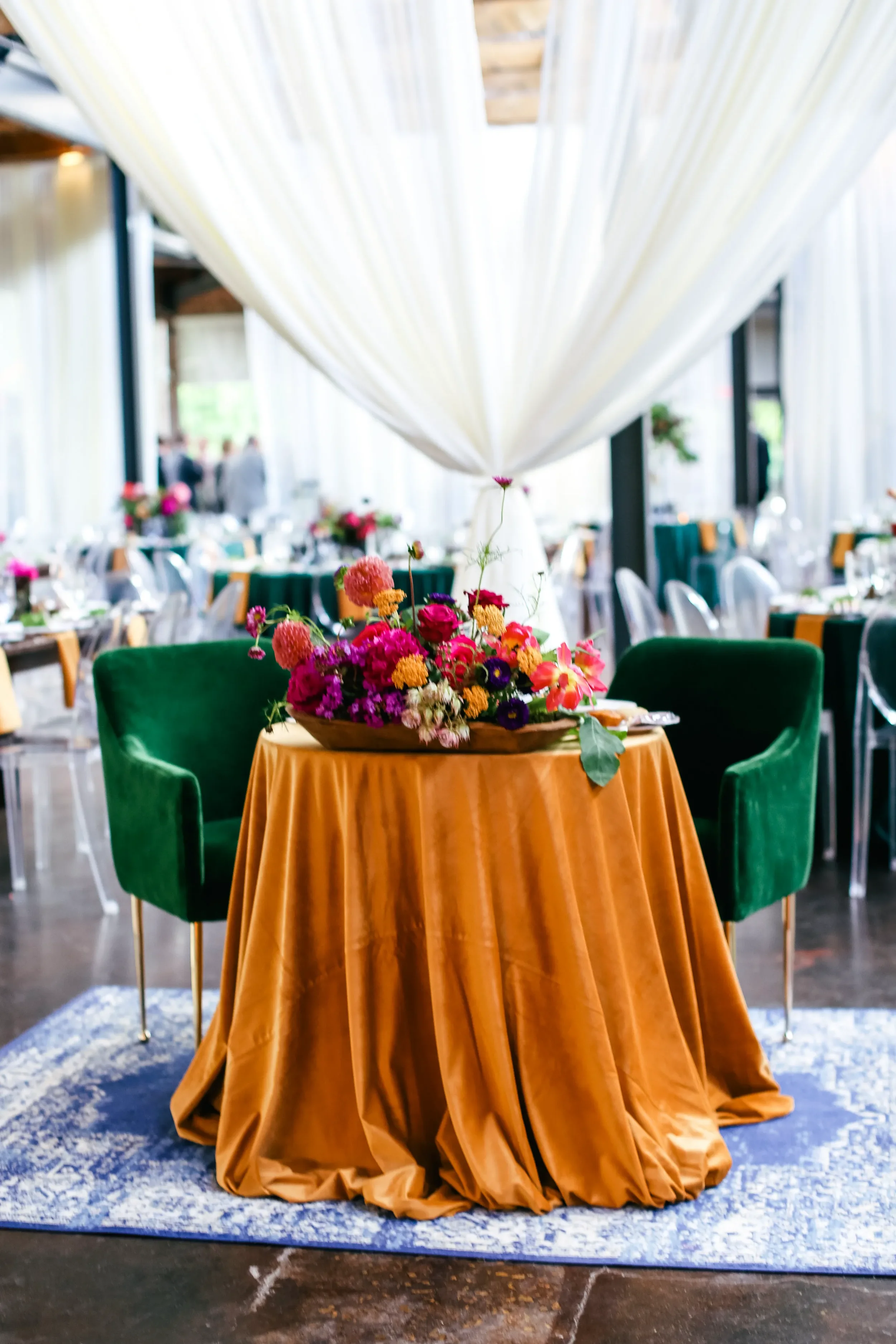 chic-modern-boho-wedding-sweetheart-table.webp