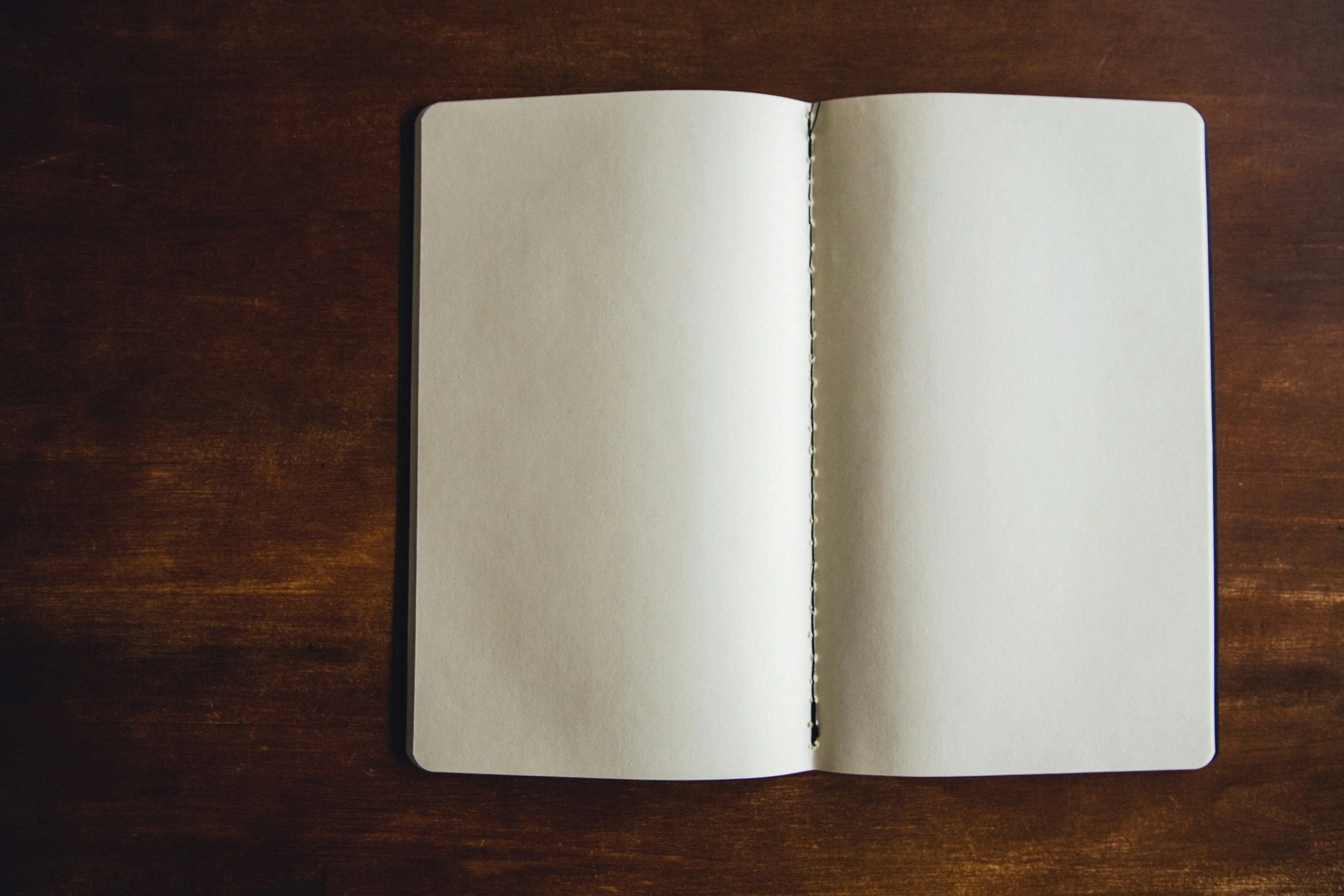 Caderno aberto em branco — psicoterapia para procrastinação e medo de falhar em Lisboa