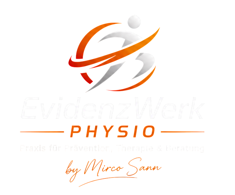 Logo für EvidenzWerk Physio mit einem stilisierten silbernen menschlichen Körper in Bewegung, orangefarbenen Kreis und Linie und den Texten "EvidenzWerk Physio", "Praxis für Prävention, Therapie & Beratung" und "by Mirco Sann".