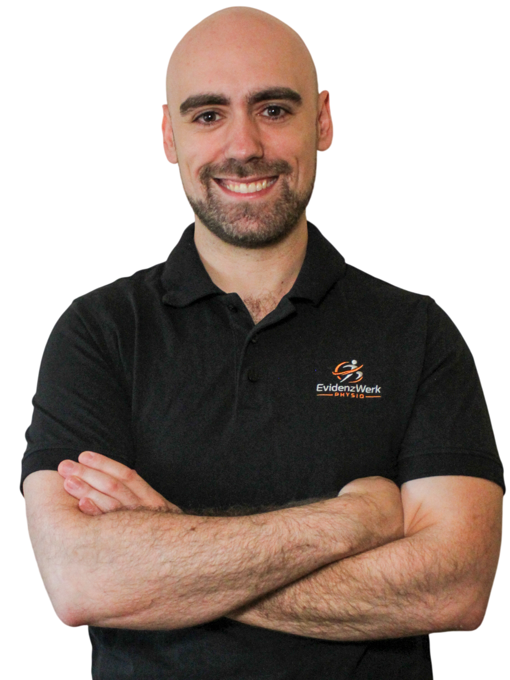 Ein Mann (Mirco Sann) mit einem schwarzen Polo-Shirt, lächelnd, die Arme vor der Brust verschränkt, auf dem Logo steht "EvidenzWerk".