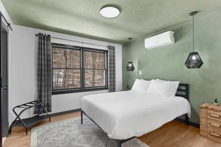Upstairs Queen Bedroom (Second)
