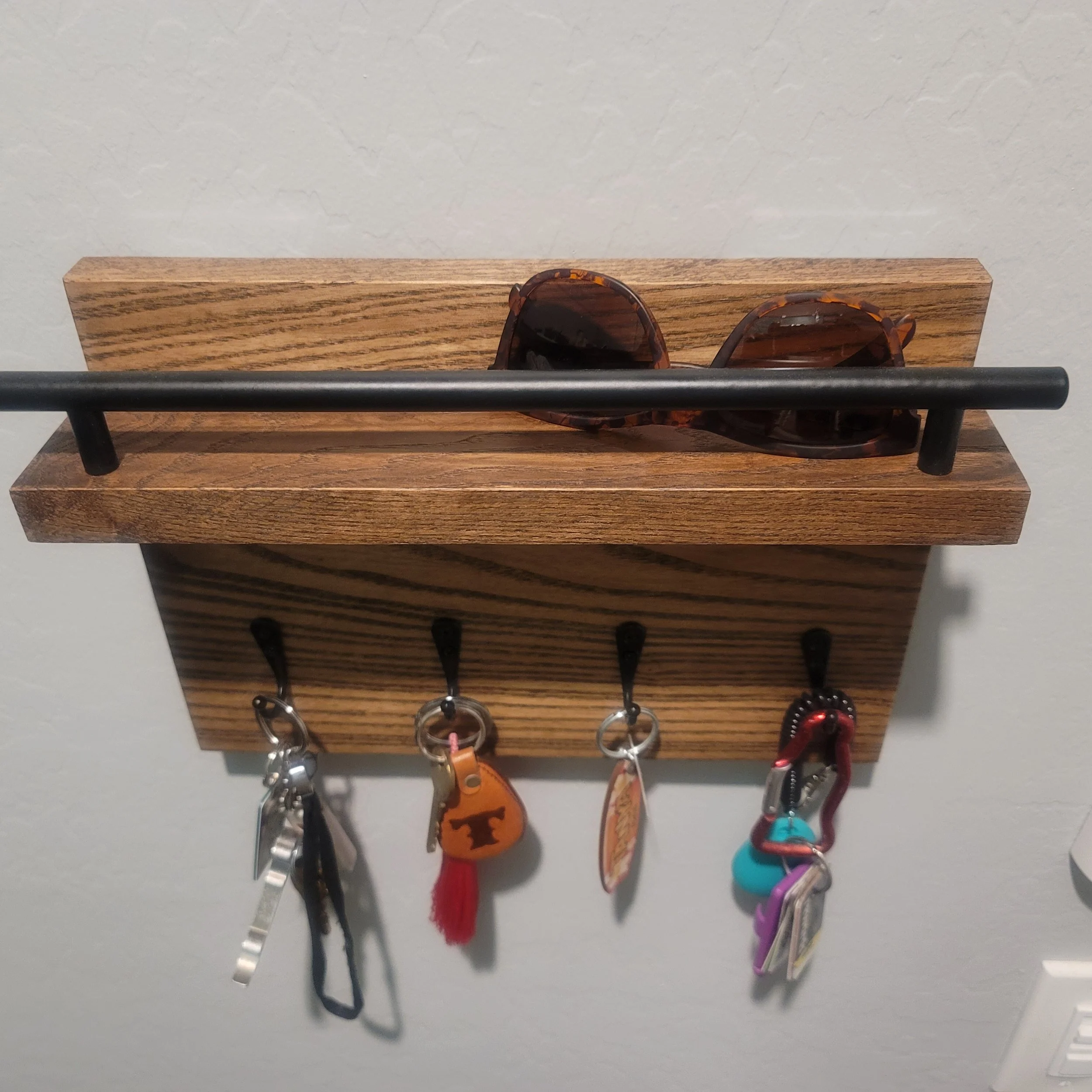 Wall‑Mounted Wooden Key Holder with Shelf