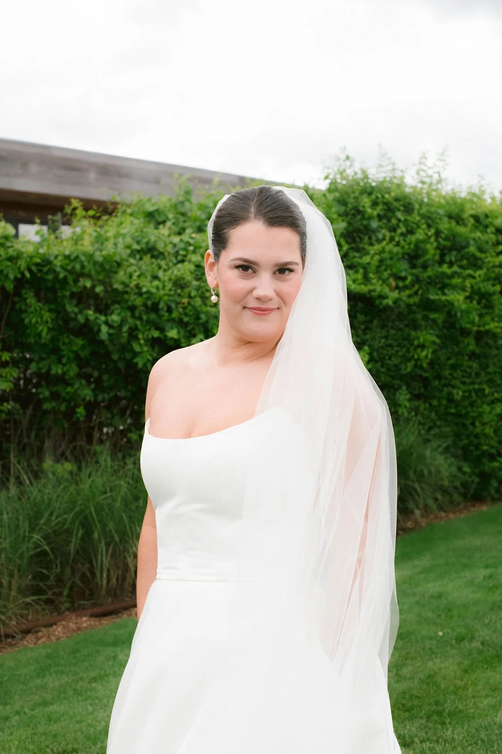 Luxury beauty experience offering bridal makeup, hair styling, spray tanning, and makeup lessons in the Hamptons.