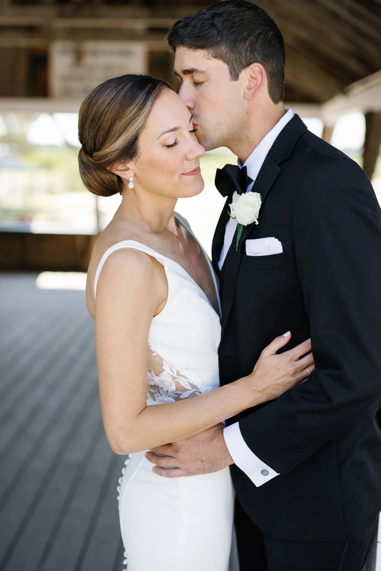Luxury beauty experience offering bridal makeup, hair styling, spray tanning, and makeup lessons in the Hamptons.
