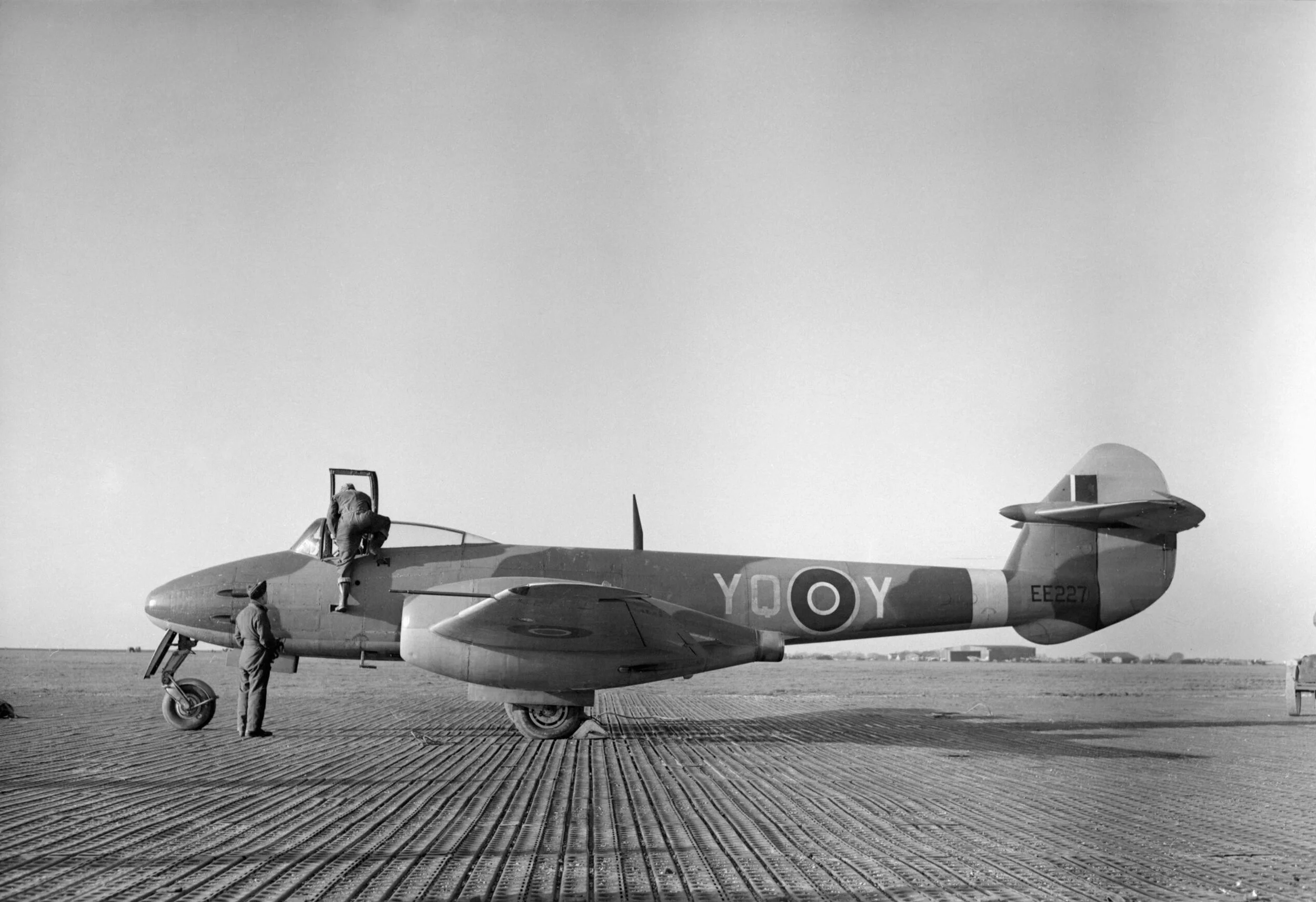 Aircraft_of_the_Royal_Air_Force,_1939-1945-_Gloster_Meteor._CL2926.jpg