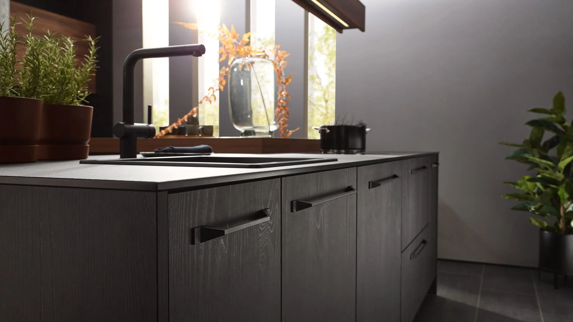 Dark oak wooden veneer by Sachsenküchen premium luxury bespoke German kitchens. Dark woods.