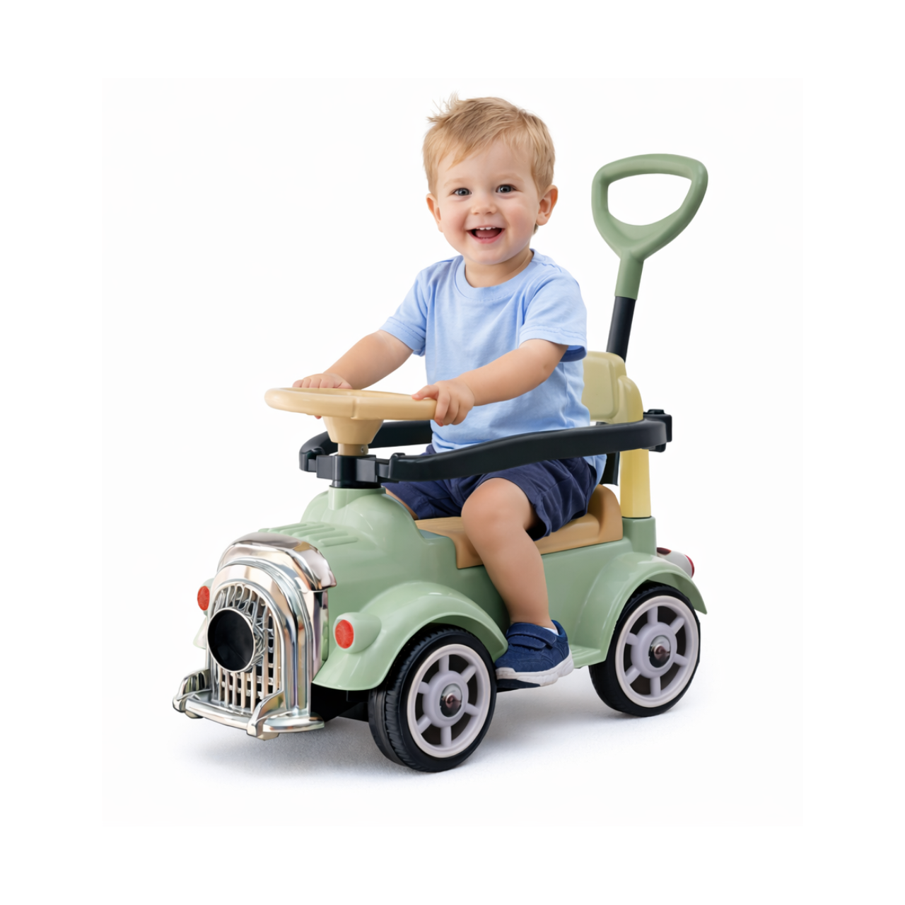 Un niño sonriendo, sentado en un coche de juguete de color verde con detalles plateados y ruedas negras.