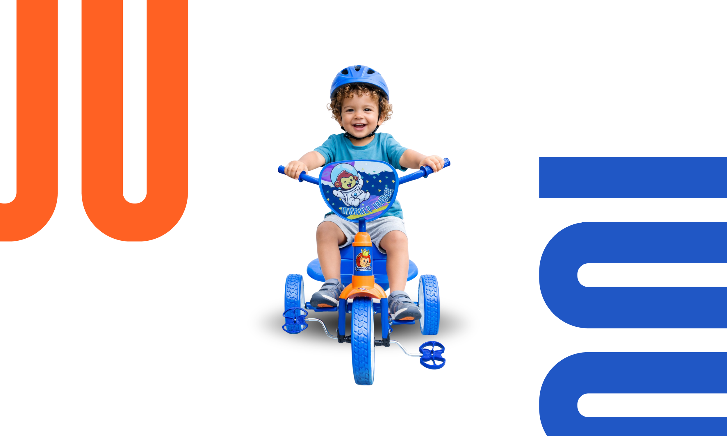 Niño pequeño con casco azul, montando una triciclo azul, sonriente, con fondo blanco y letras grandes en color naranja y azul.