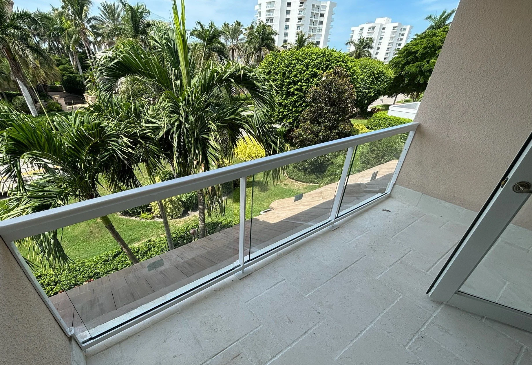 glass-railing-sarasota-apgwelding.JPG