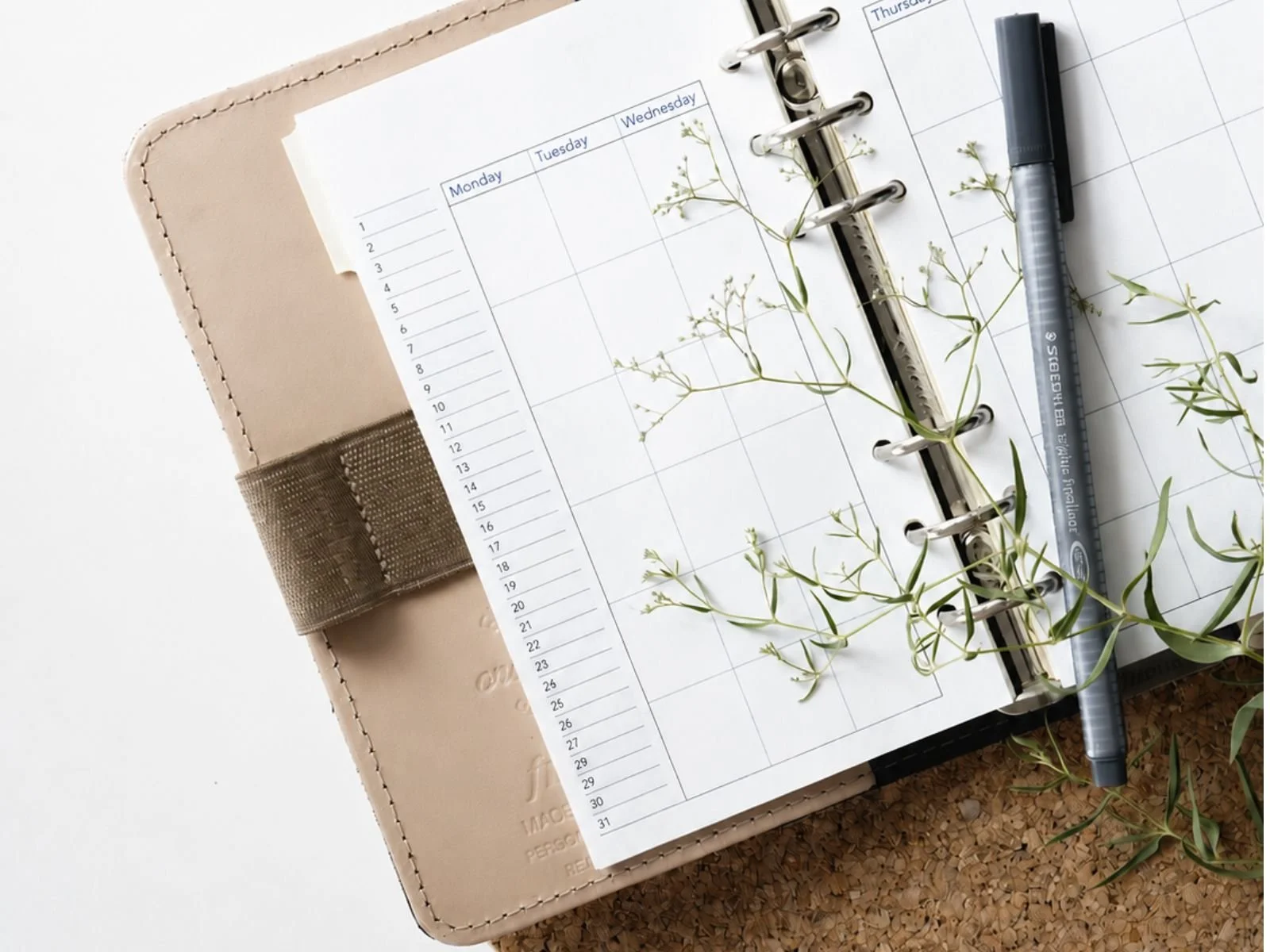 Geöffneter Planungskalender mit Stift als Symbol für strukturierte Hochzeitsplanung und Organisation.