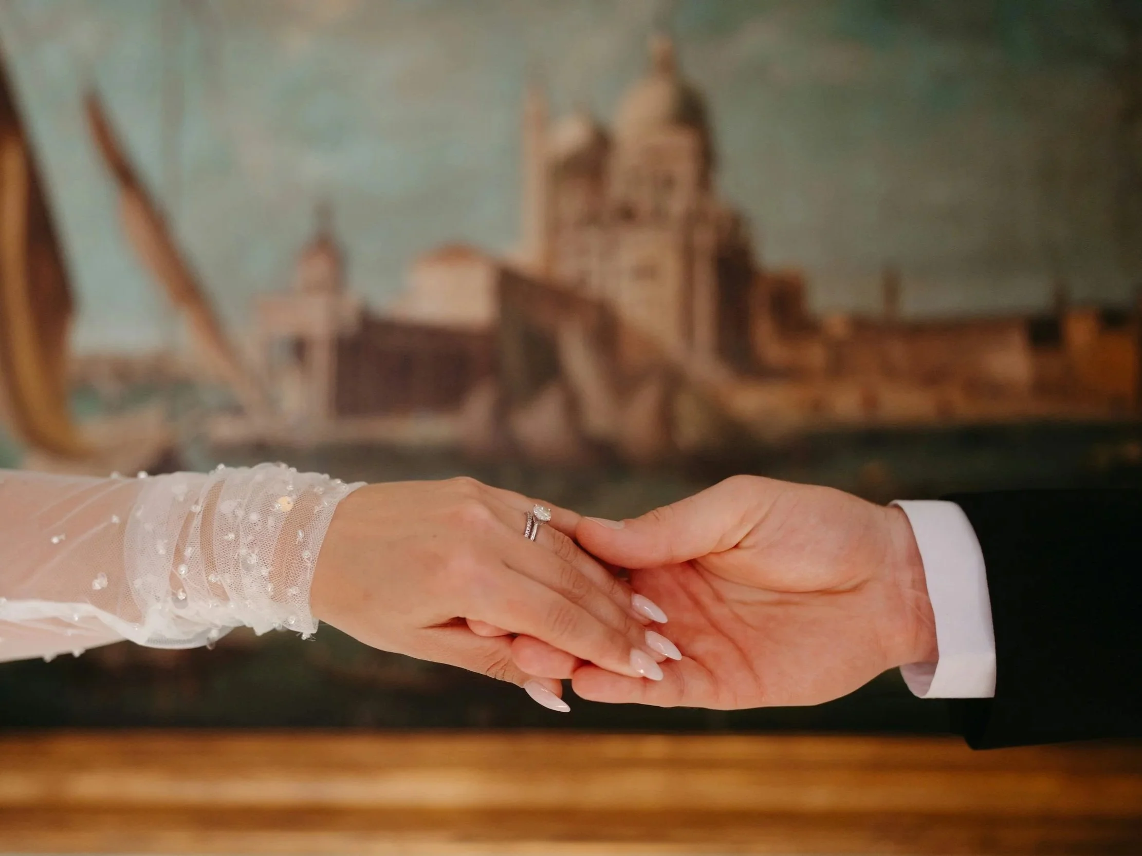 Ein emotionaler Augenblick während der Trauung, der Liebe, Verbundenheit und den Beginn eines gemeinsamen Lebenswegs mit ihren Eheringen symbolisiert.