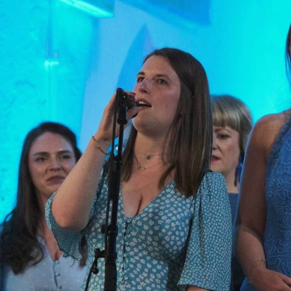 Sadhbh performs a solo at a recent Sound Waves Choir performance, surrounded by the rest of the choir. 
