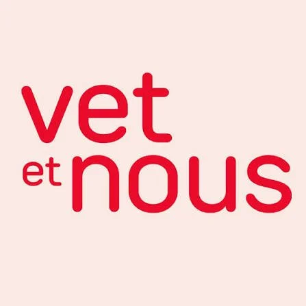 Logo avec le texte 'vet et nous' en lettres rouges sur fond rose clair.