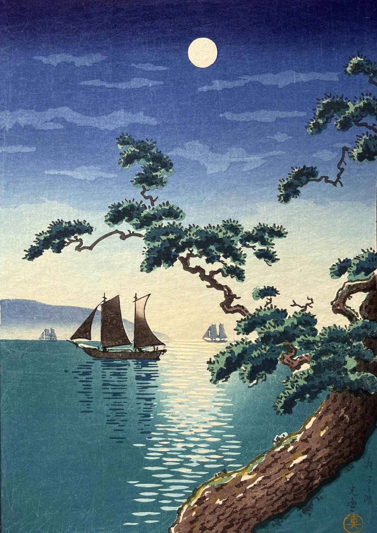 Maiko Beach by Tsuchiya Koitsu: a leaning pine frames sailboats on blue-green water beneath a full moon, with a pale reflection stretching toward the foreground.