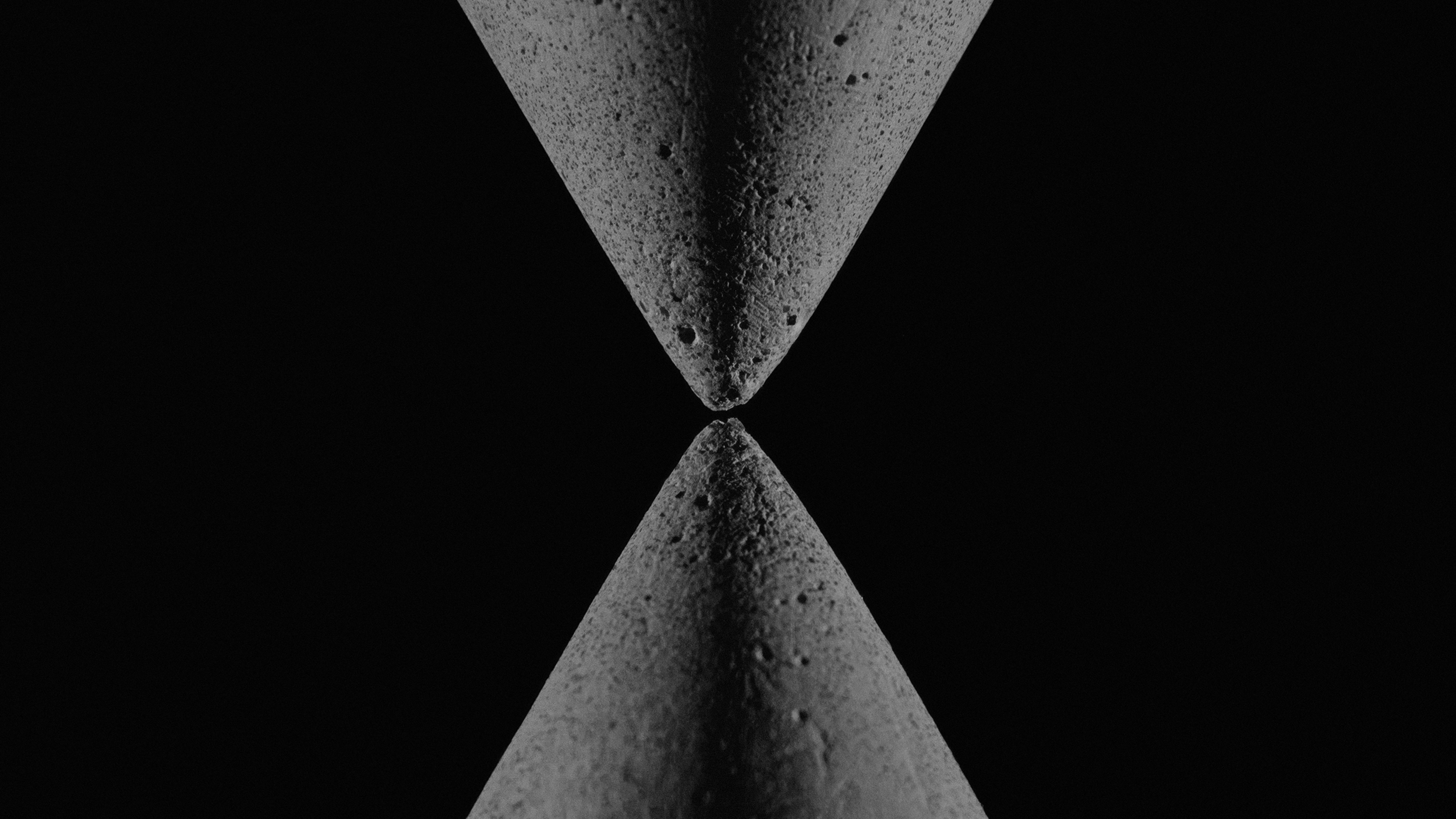 Registro fotográfico de Temporal (1) (detalhe), 2025. Cimento Branco, ferragens e cabo de aço. 20 x 20 x 36 cm