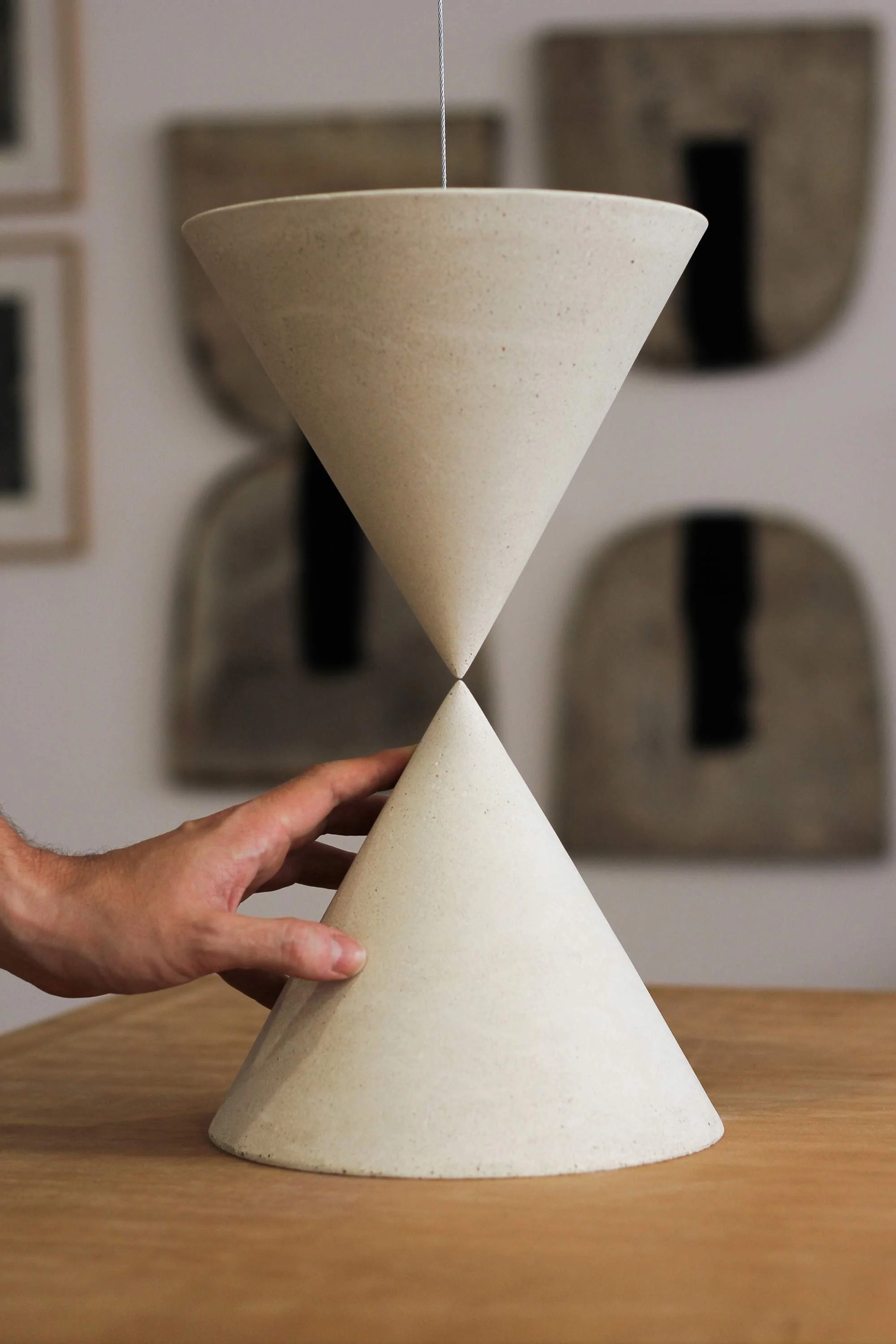 Temporal (1), 2025. Cimento Branco, ferragens e cabo de aço. 20 x 20 x 36 cm