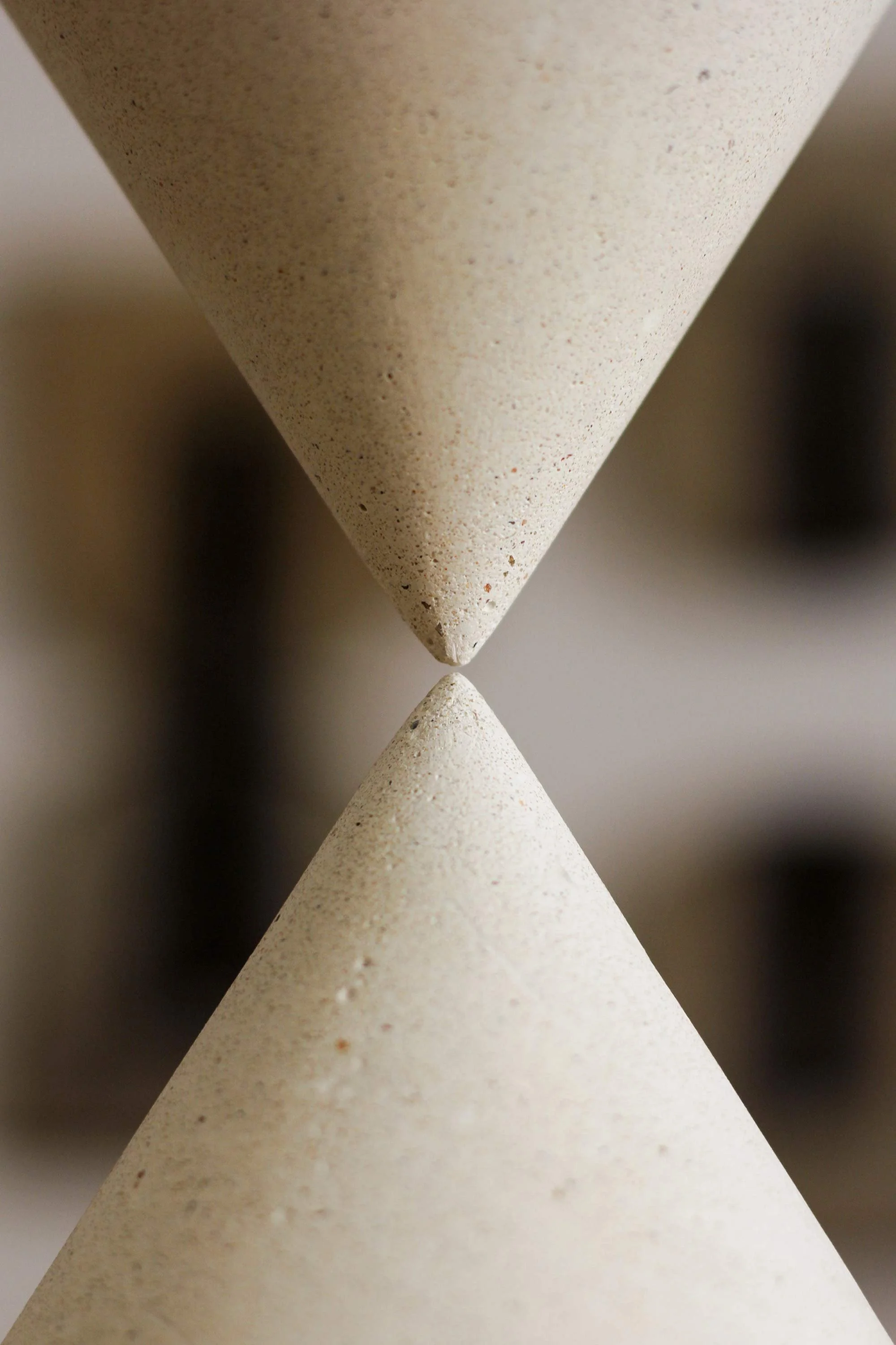 Temporal (1) (detalhe), 2025. Cimento Branco, ferragens e cabo de aço. 20 x 20 x 36 cm