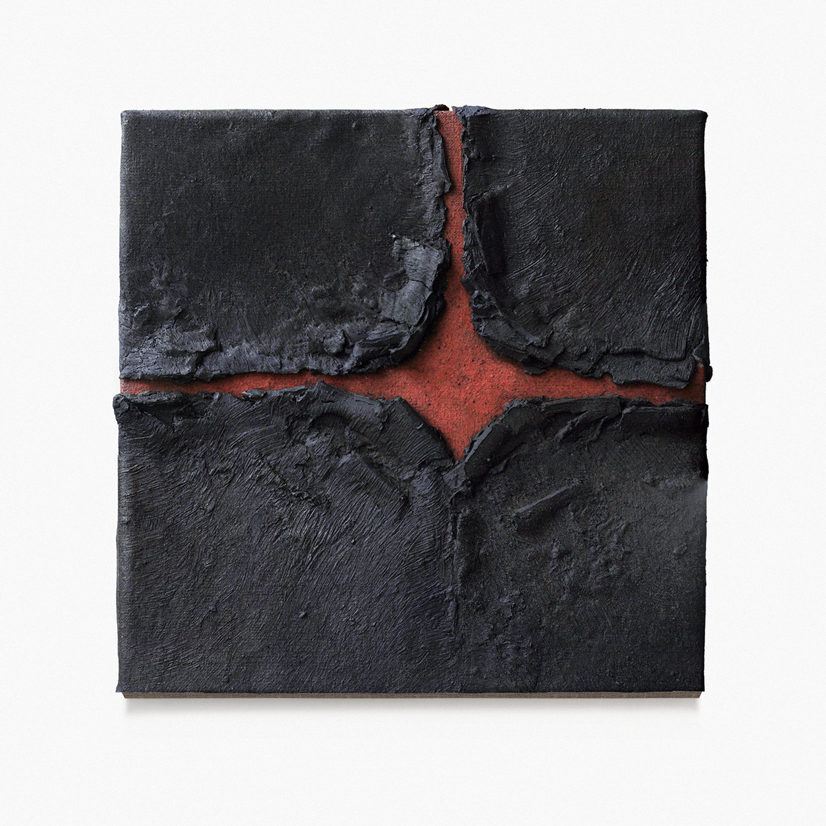 Veio III.  2026. Tinta a óleo, ceras, carvão, pó de carvão e de madeira sobre linho. 30,5 × 30,5 cm.