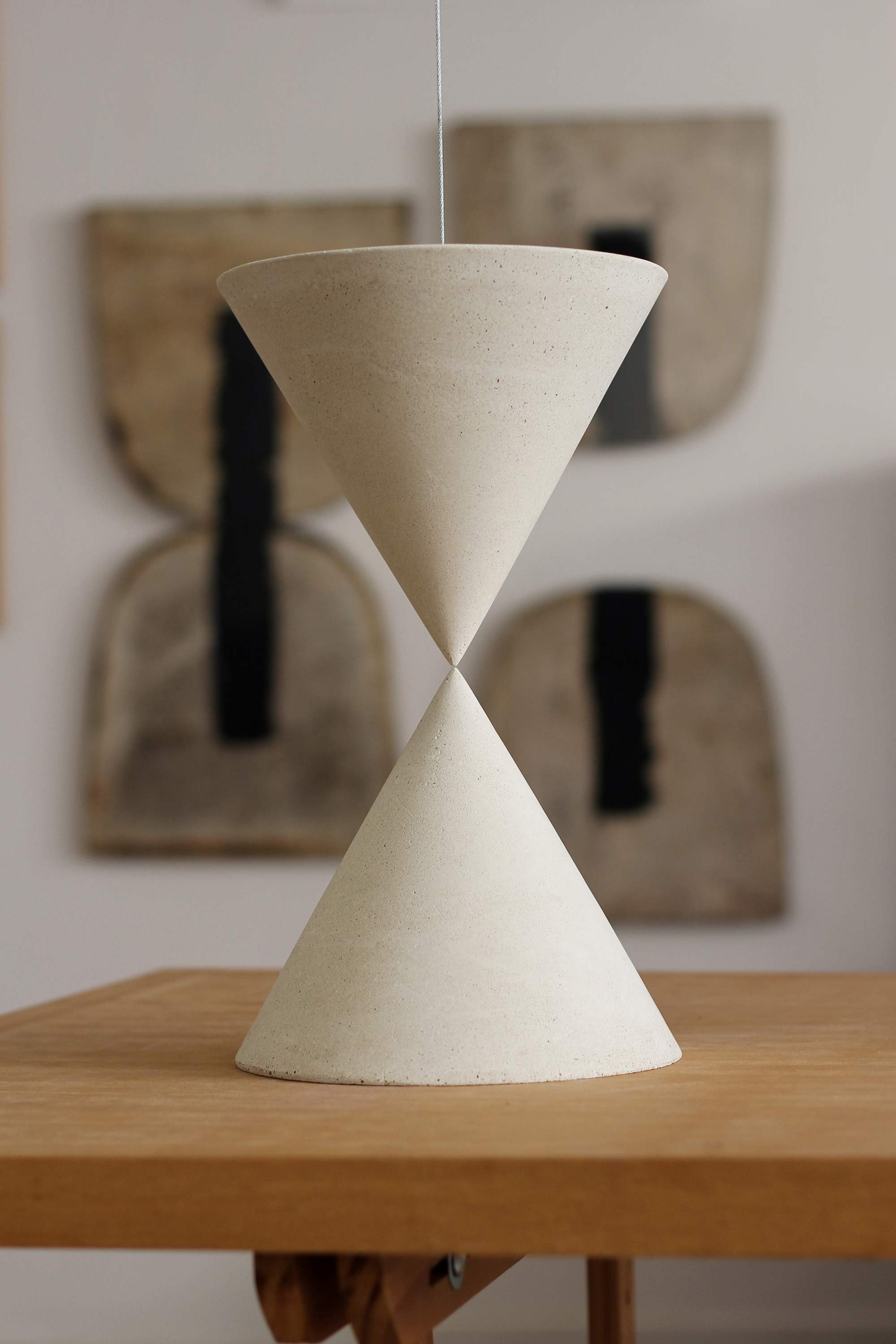 Temporal (1), 2025. Cimento Branco, ferragens e cabo de aço. 20 x 20 x 36 cm
