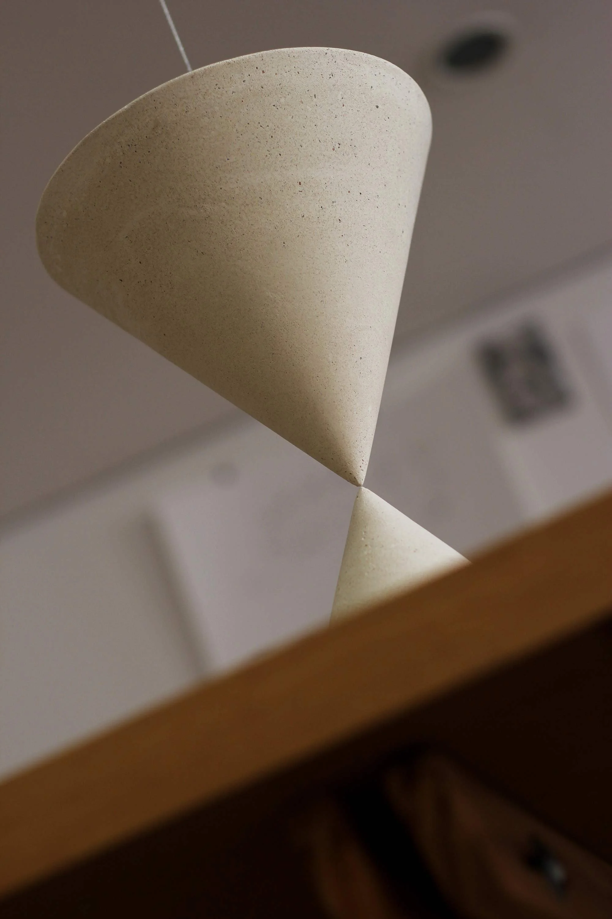 Temporal (1) (detalhe), 2025. Cimento Branco, ferragens e cabo de aço. 20 x 20 x 36 cm