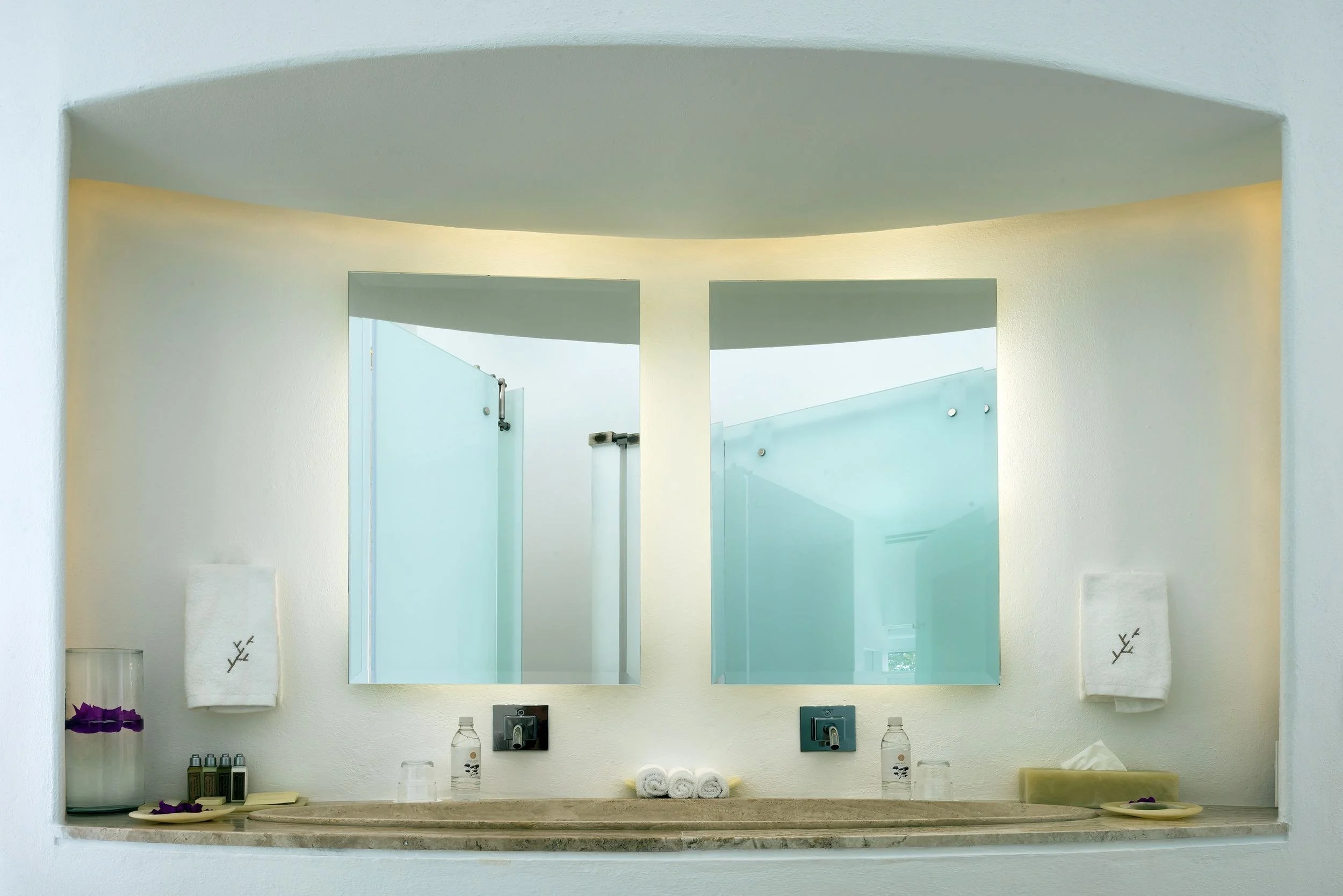 Lavabos con iluminación cromática turquesa en Ocean Encanto Villa de Hotel Encanto. Diseño purista de Taller Aragonés.
