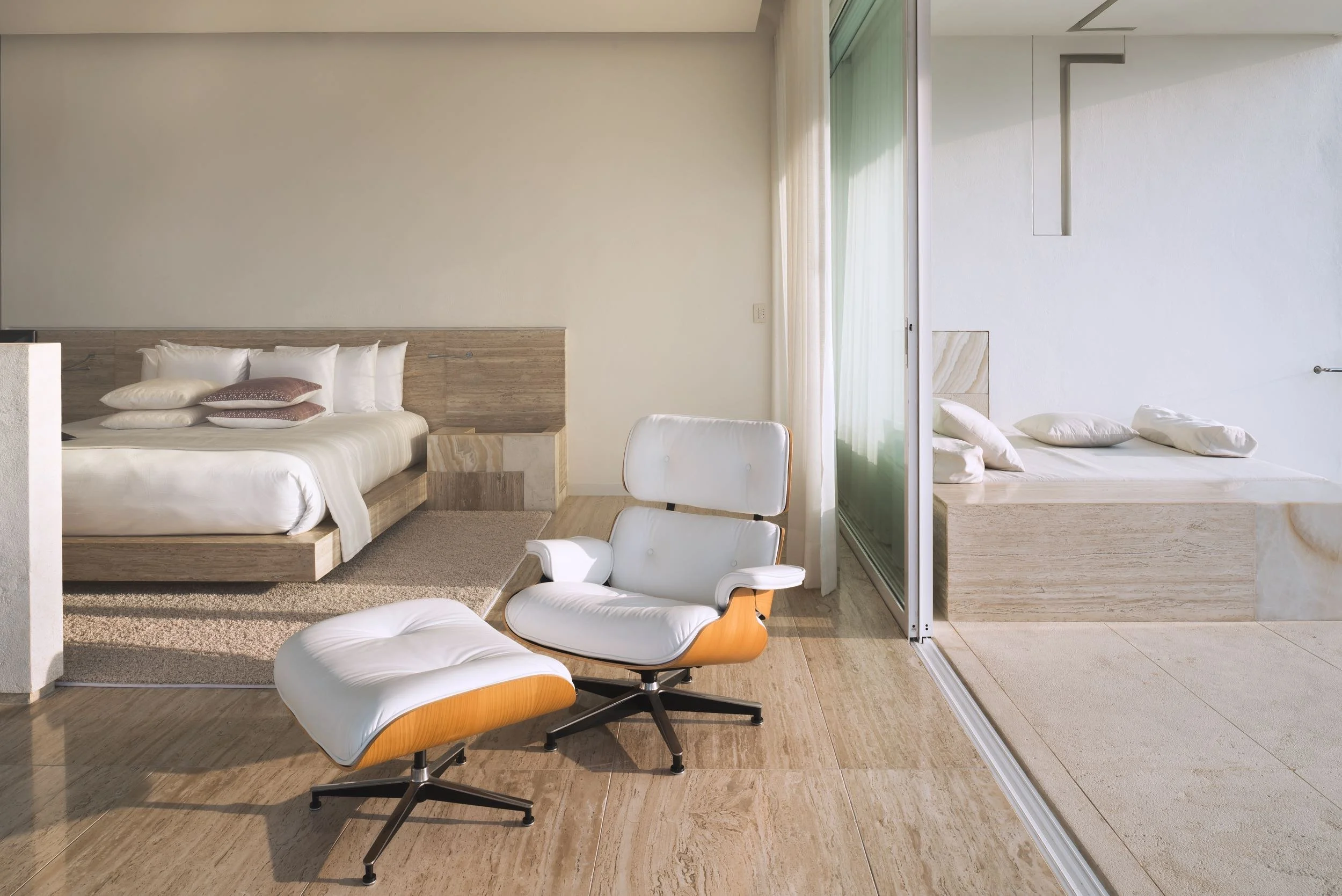 Mobiliario clásico e interiorismo limpio en la Ocean Designer Suite de Hotel Encanto Acapulco. Luz natural del Pacífico.