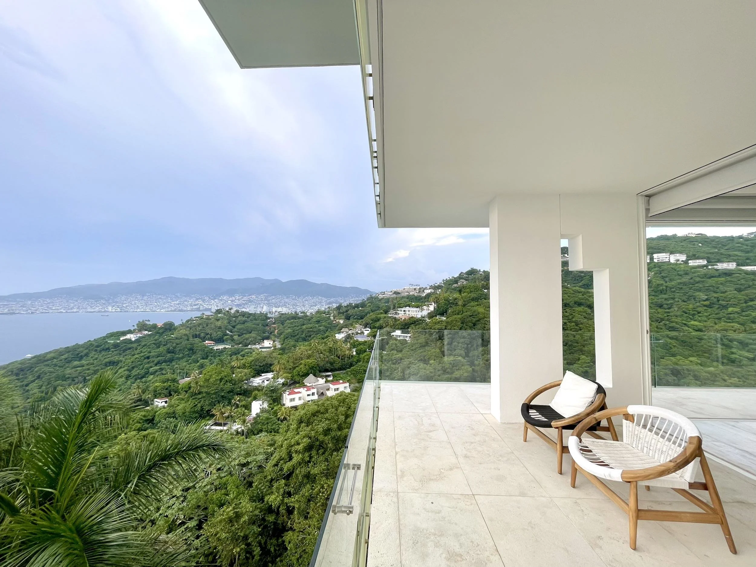 Geometría limpia y concreto blanco de la Ocean Designer Suite en Brisas Marqués. Integración de la pulsión por el mar.