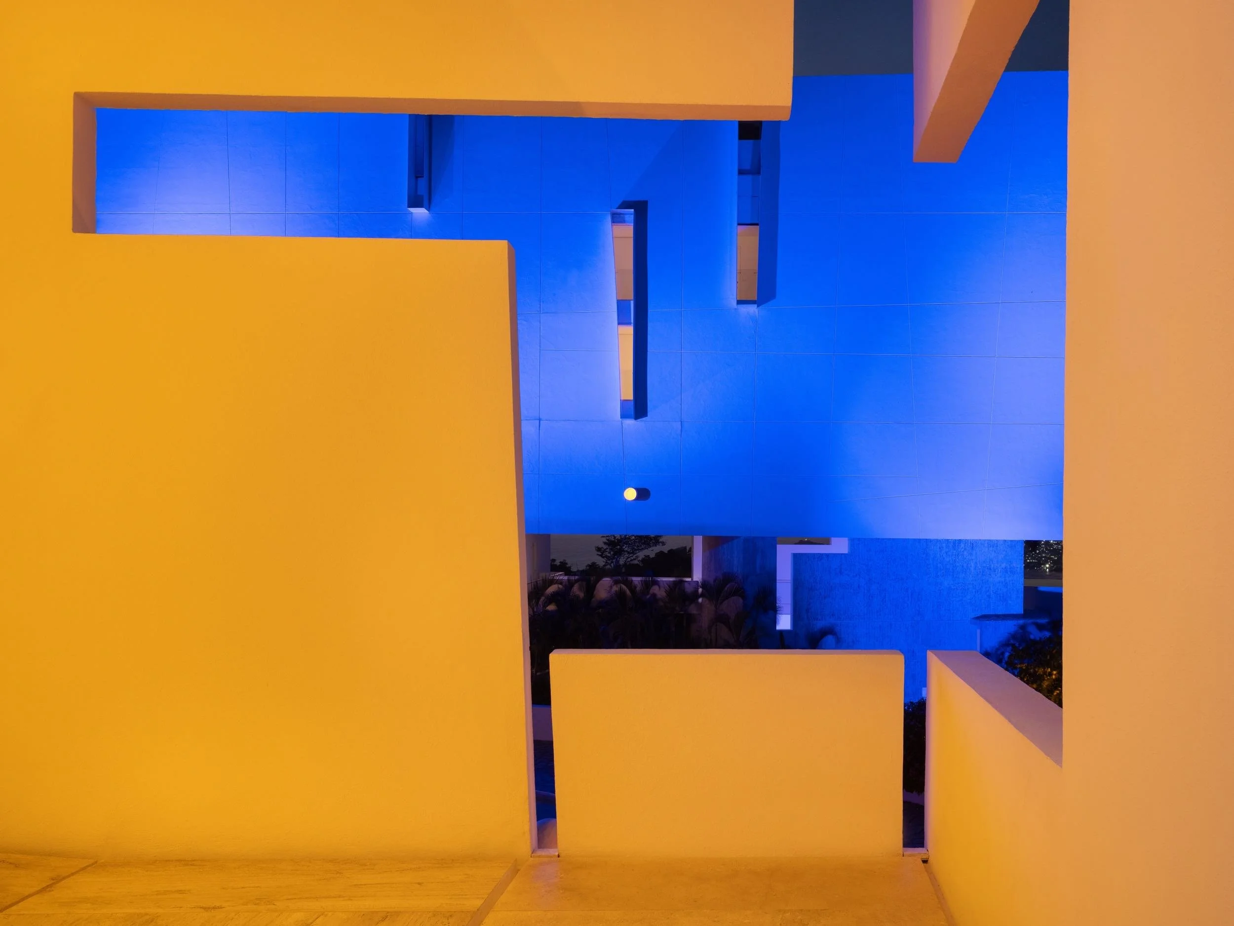 Vano deconstruido y juego  de luces y sombras nocturnas en la arquitectura de autor de Encanto Acapulco.