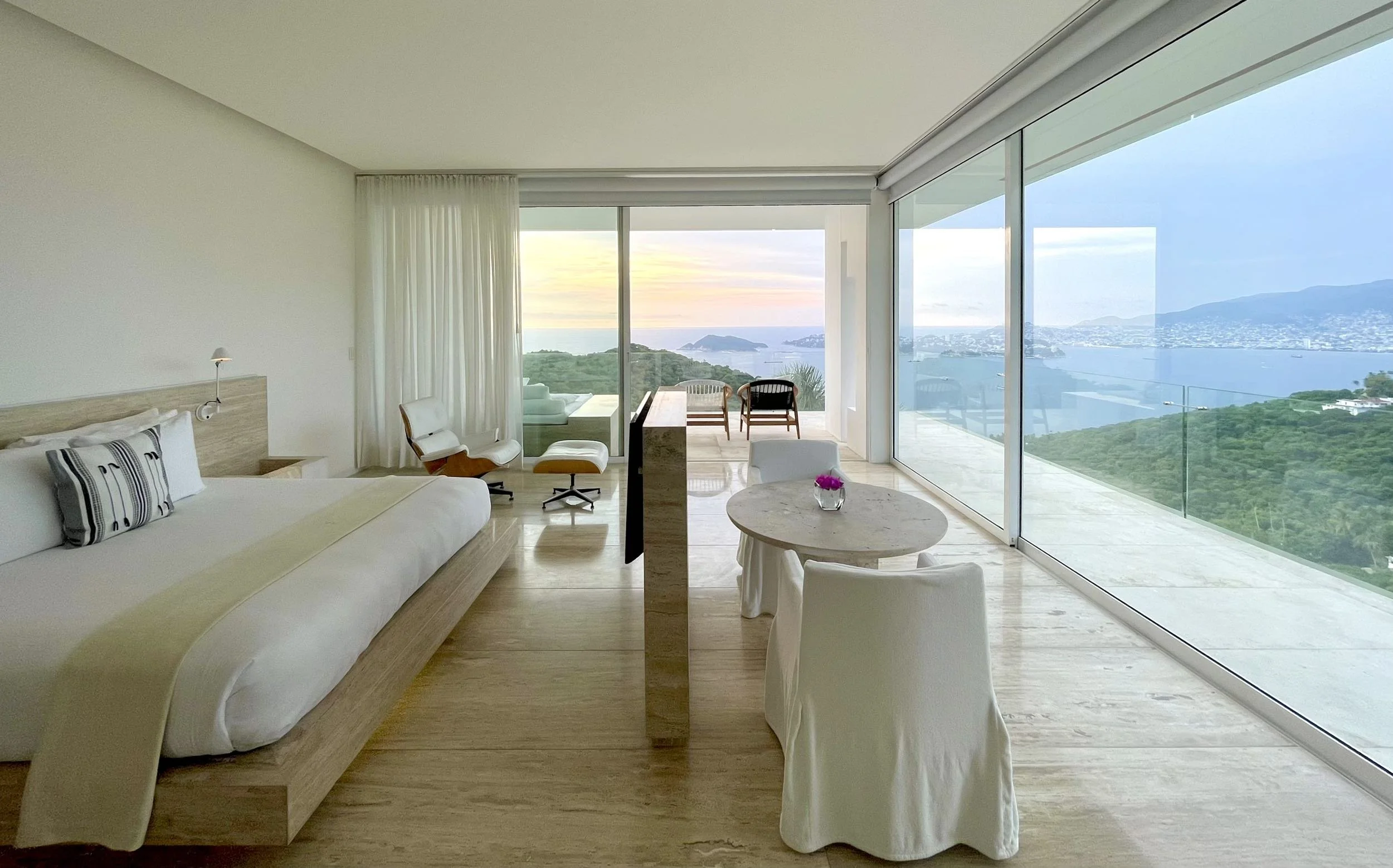Estancia minimalista a escala humana en la Ocean Designer Suite de Hotel Encanto. Conexión total con el entorno.