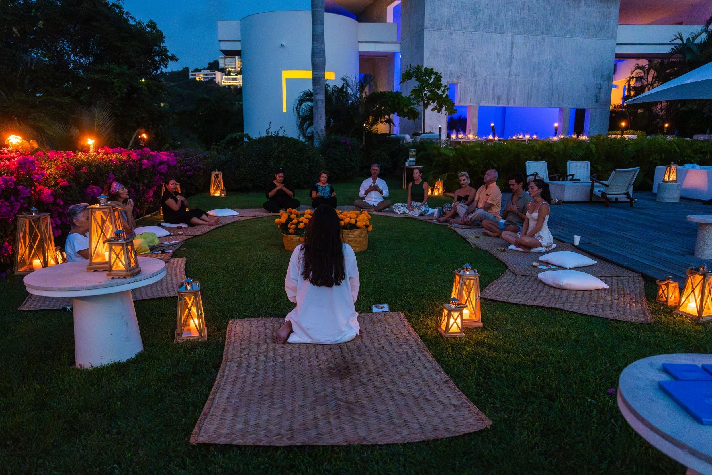 Ceremonia nocturna con fuego en los jardines de Hotel Encanto Acapulco. Atmósfera mística bajo la acústica del refugio.