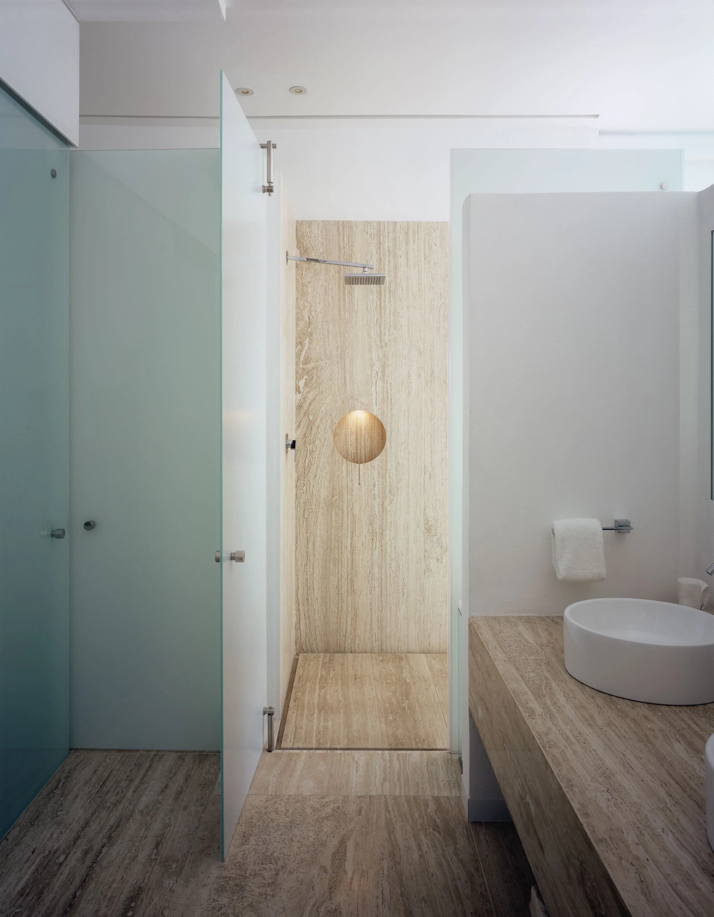 Baño de diseño minimalista en la Ocean Designer Suite de Hotel Encanto. Geometría y texturas naturales a escala humana.