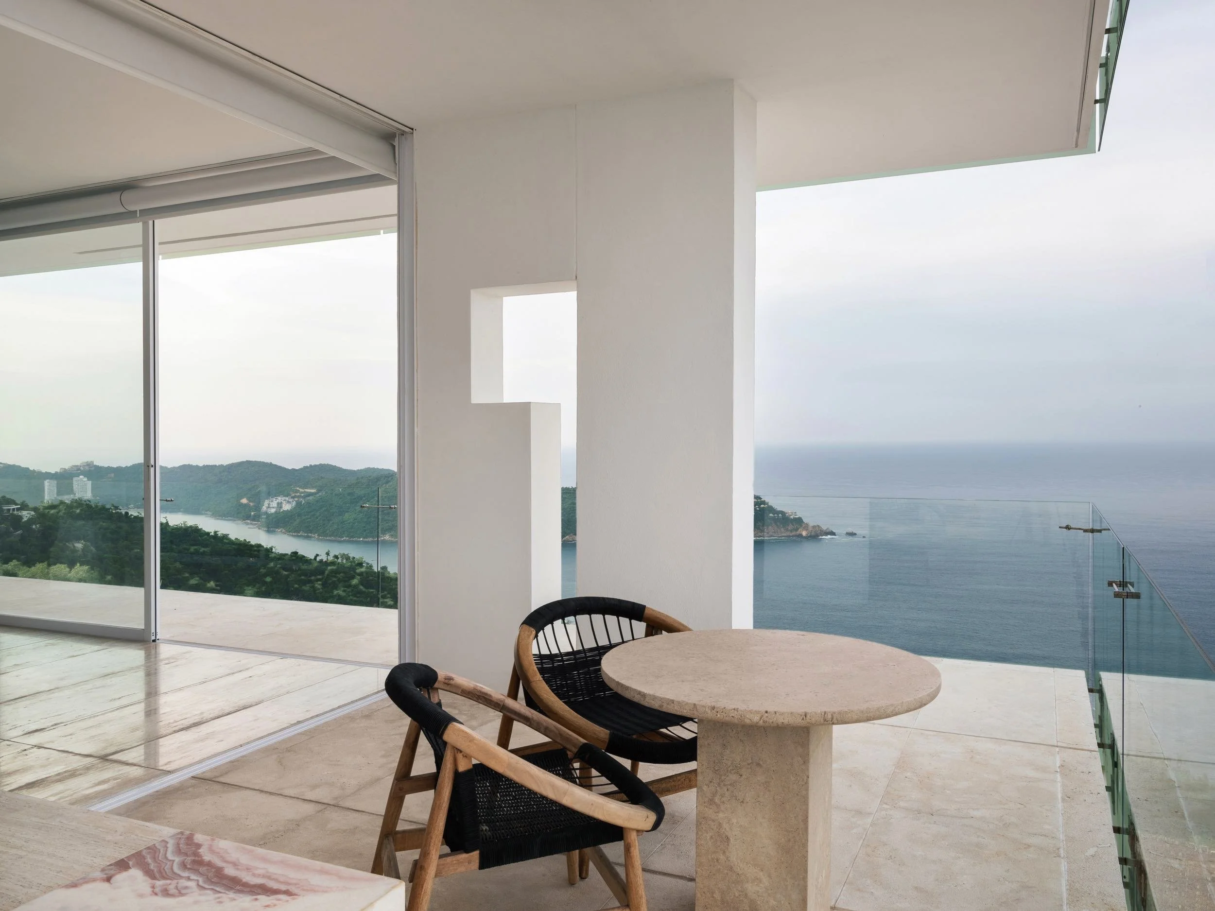 Vista panoramica al Oceano Pacifico en Ocean Designer Suite de Hotel Encanto Acapulco. Dilución de límites entre interior y mar.