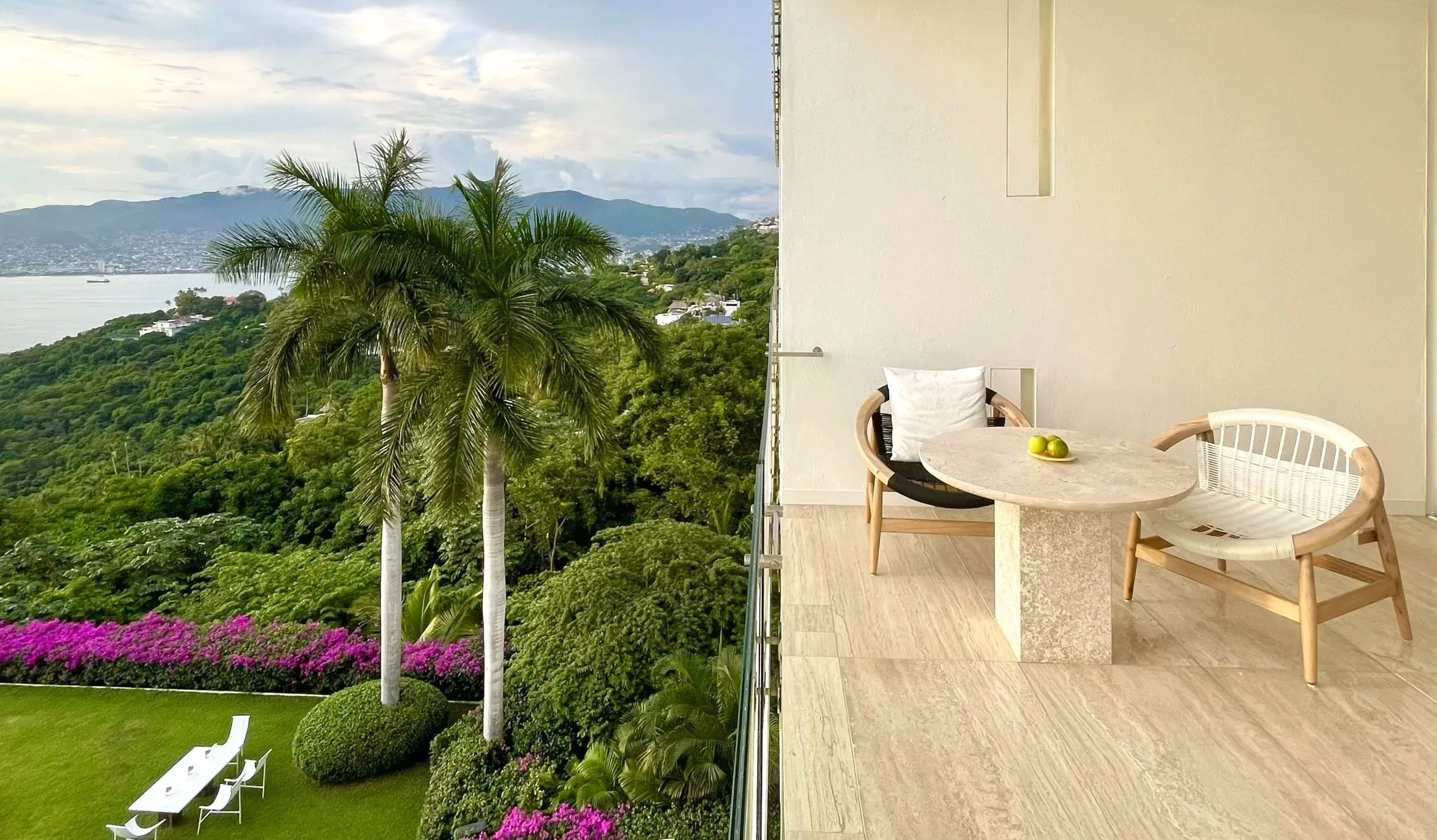 Entorno natural y concreto blanco en la terraza de Ocean Balcony Suite de Hotel Encanto Acapulco. Geometría purista.