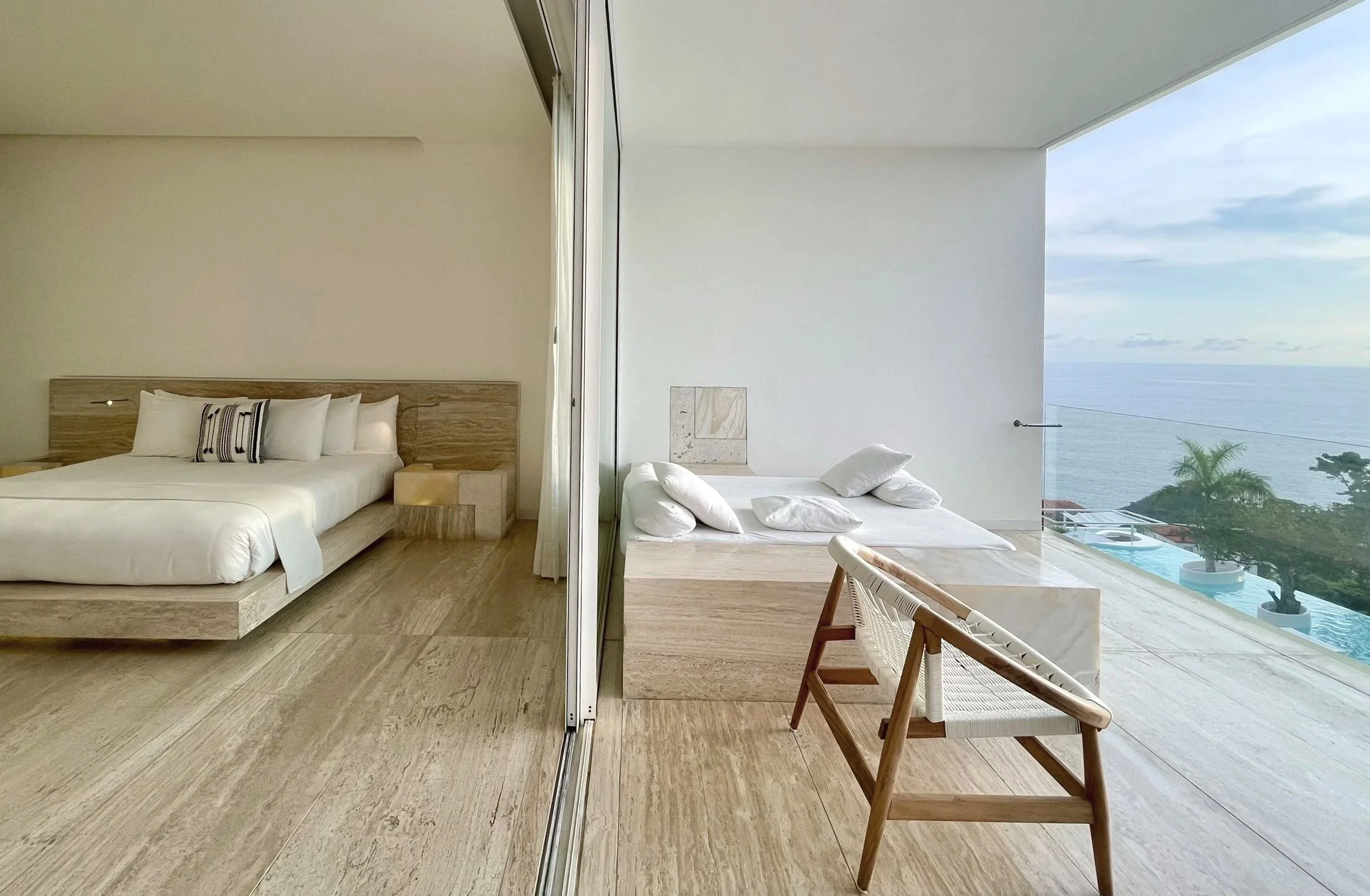 Diseño interior minimalista y texturas naturales en Ocean Balcony Suite de Hotel Encanto. Contemplación y silencio.
