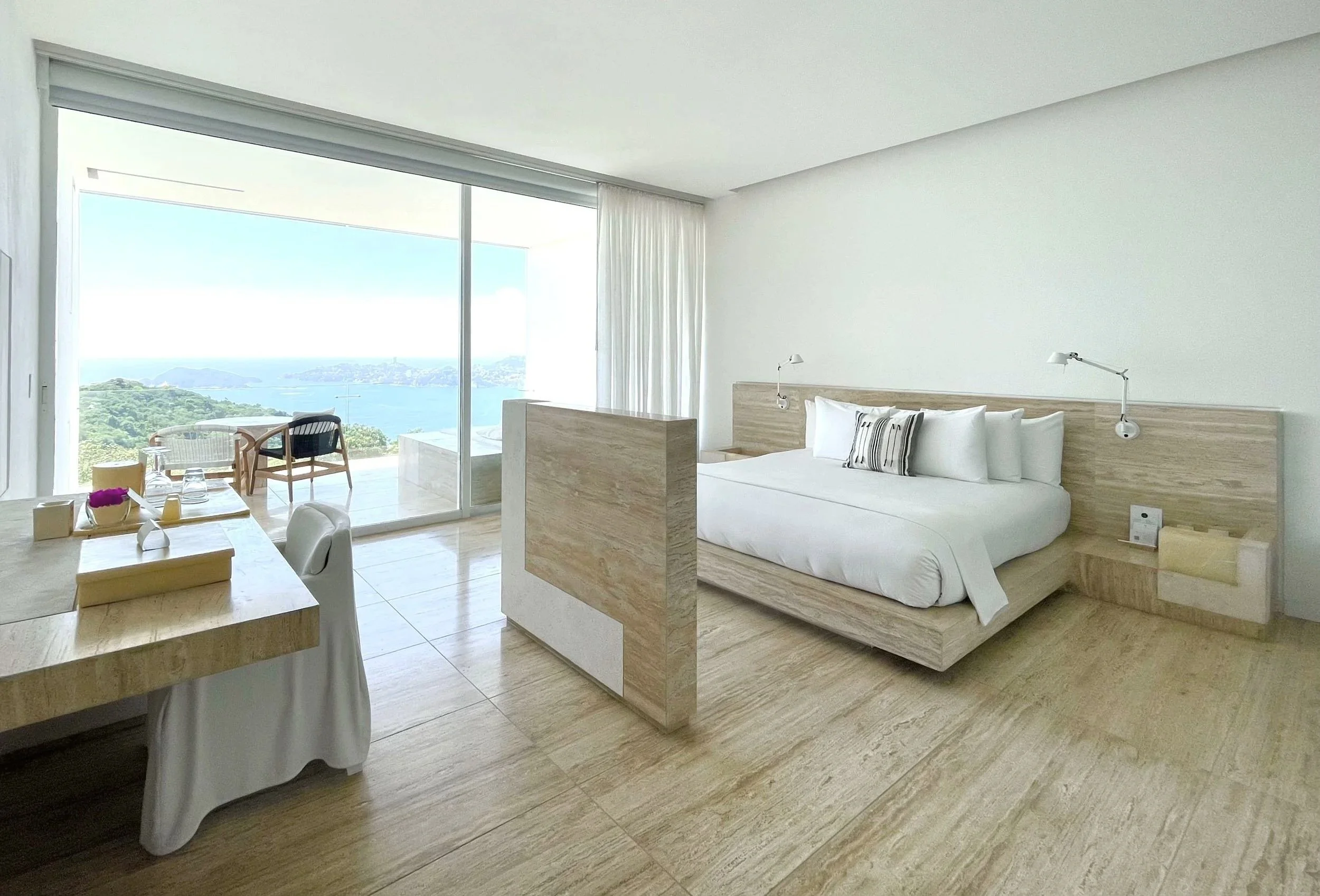 Habitación abierta por completo hacia la bahía en Ocean Balcony Suite de Hotel Encanto. Integración con el Pacífico.