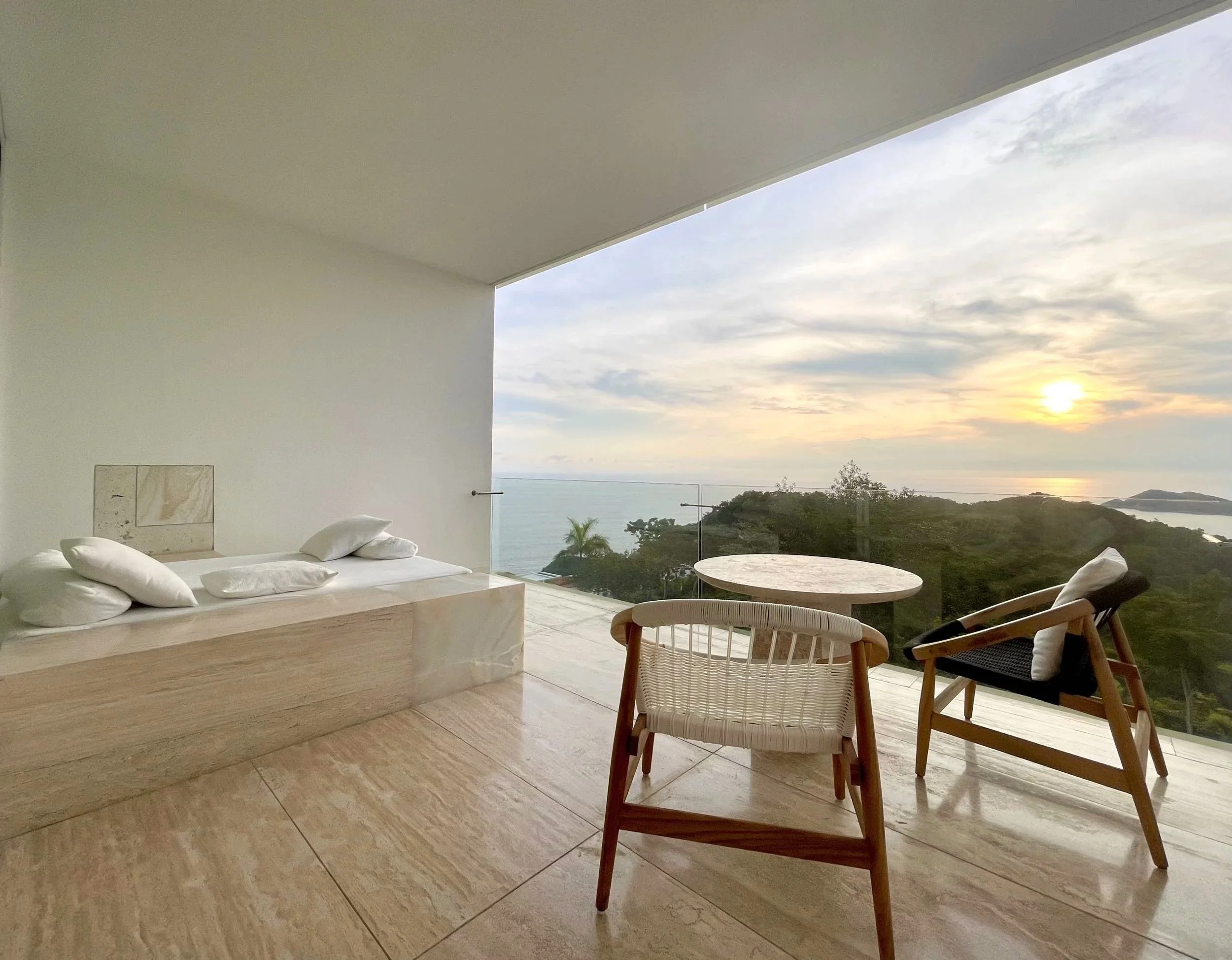 Ocaso dorado desde la terraza privada de Ocean Balcony Suite en Hotel Encanto Acapulco. Atmósfera de Taller Aragonés.