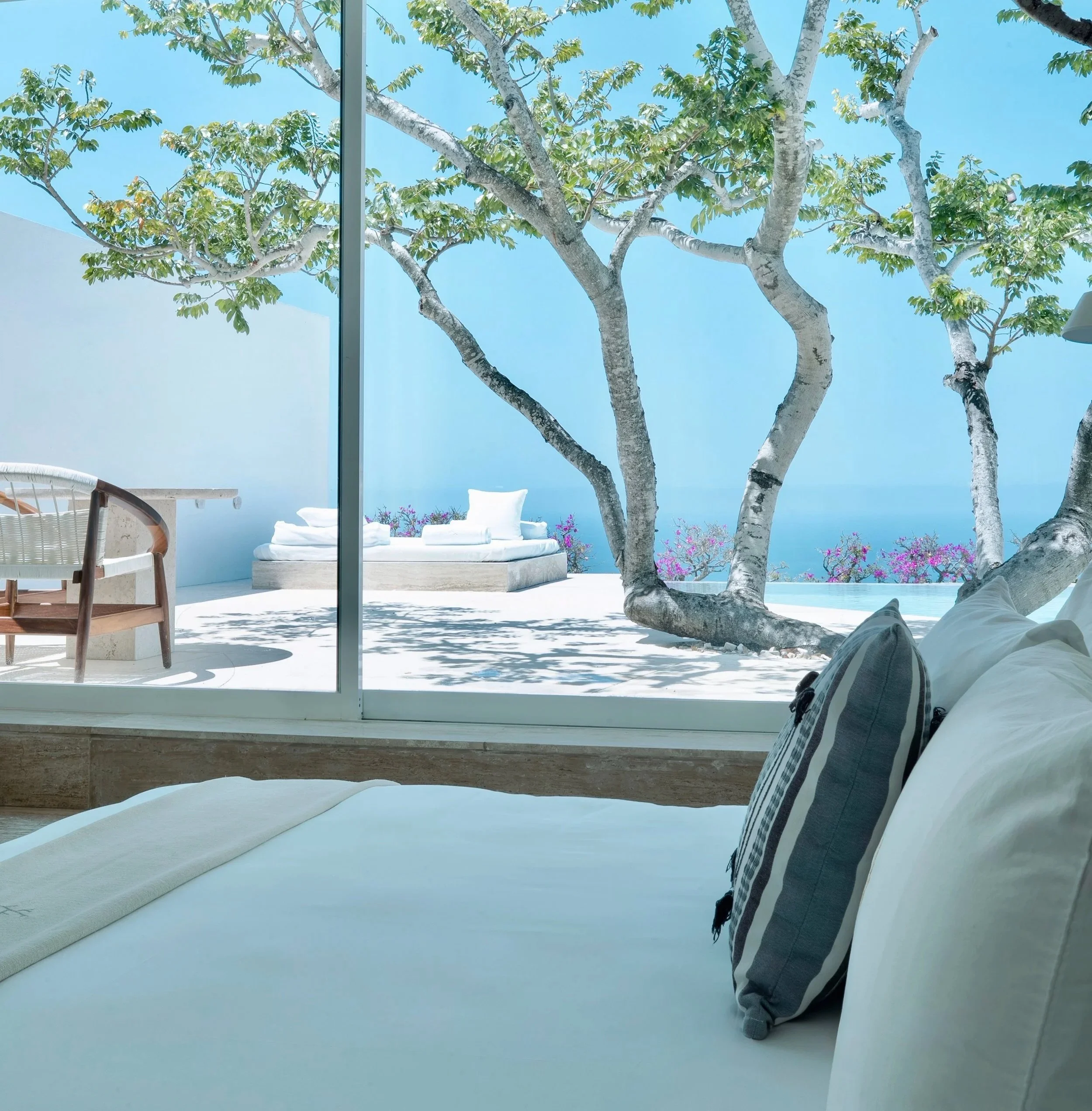 Perspectiva interior hacia la terraza de Ocean Pool Villa en Hotel Encanto Acapulco. Enfoque purista de Aragonés.