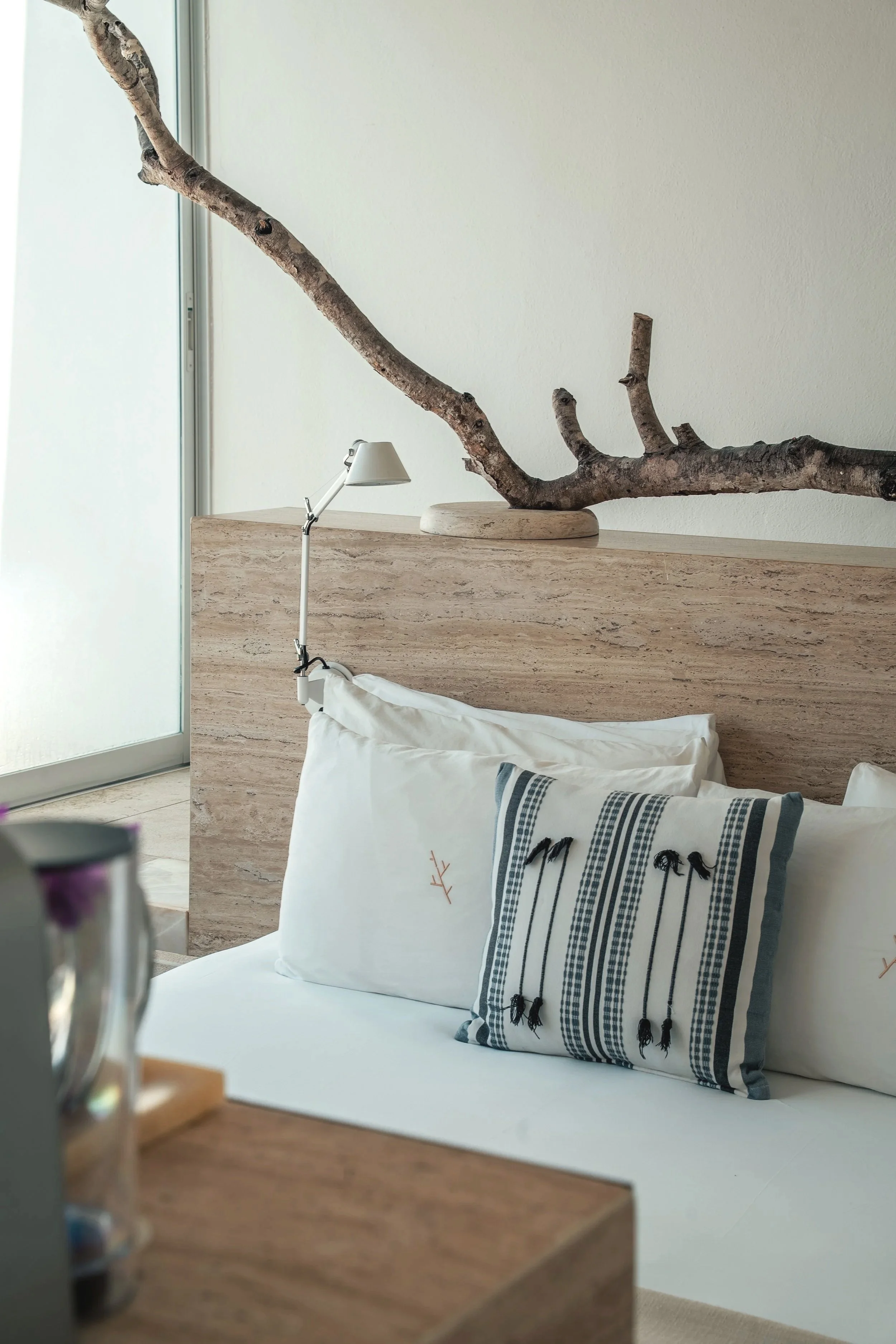 Detalle de textiles sutiles e intervención orgánica sobre piedra en la suite de Hotel Encanto. Pulsión por el mar.
