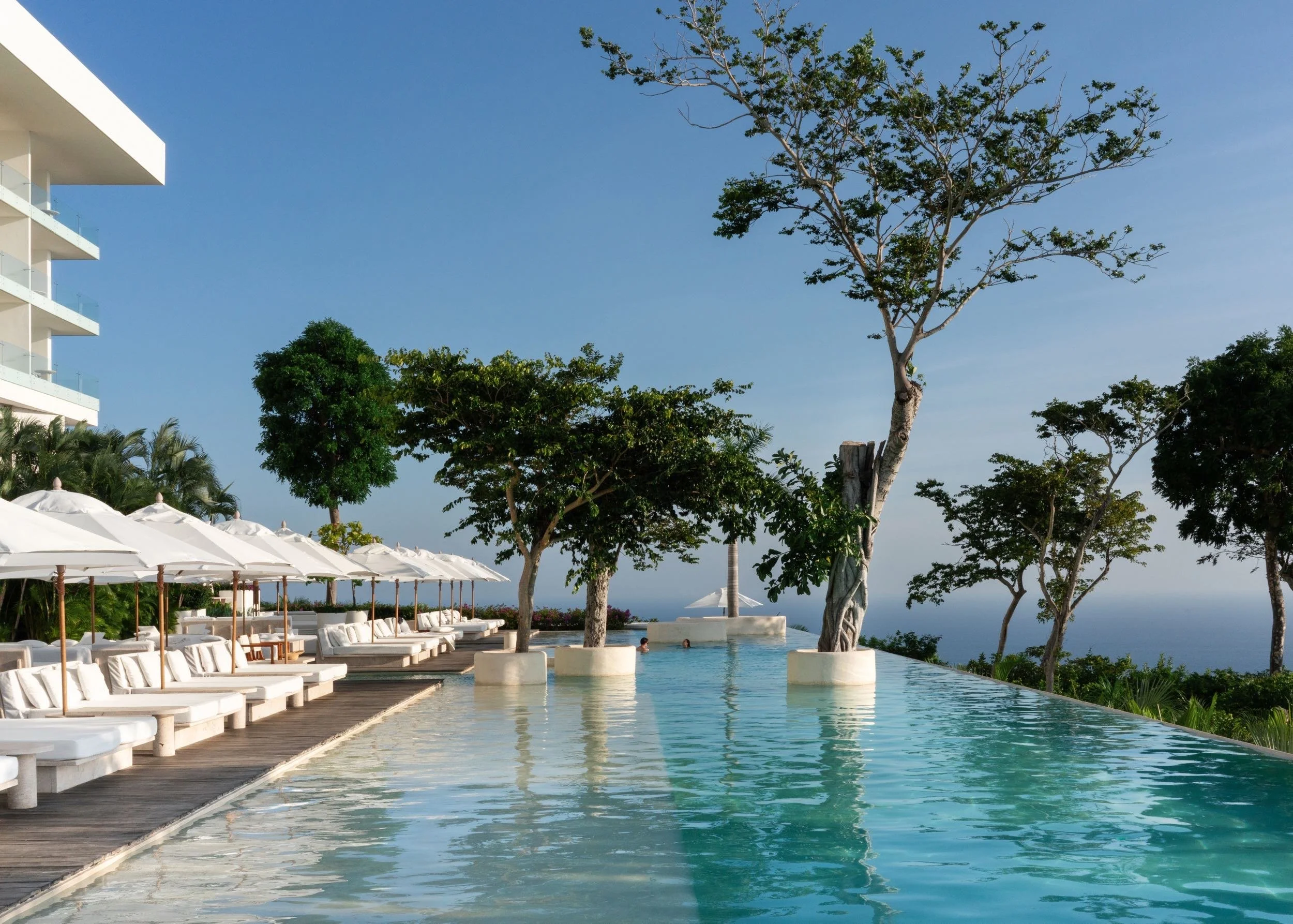 Arquitectura minimalista con alberca infinita con vista al océano Pacífico en el hotel boutique exclusivo Encanto Acapulco, México.