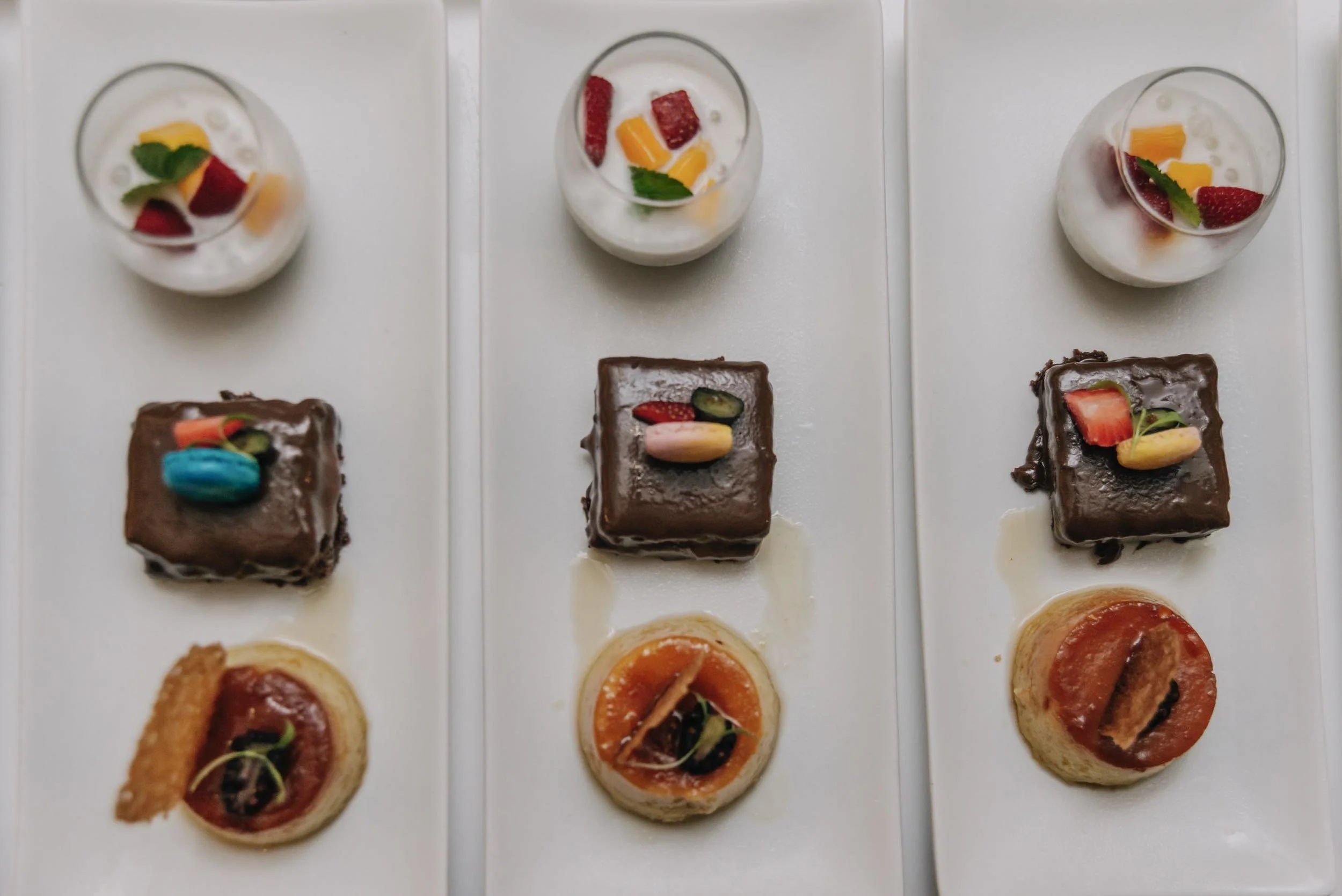 Aperitivos minimalistas para celebraciones en Hotel Encanto Acapulco. Detalle culinario donde la materia logra sintonía.