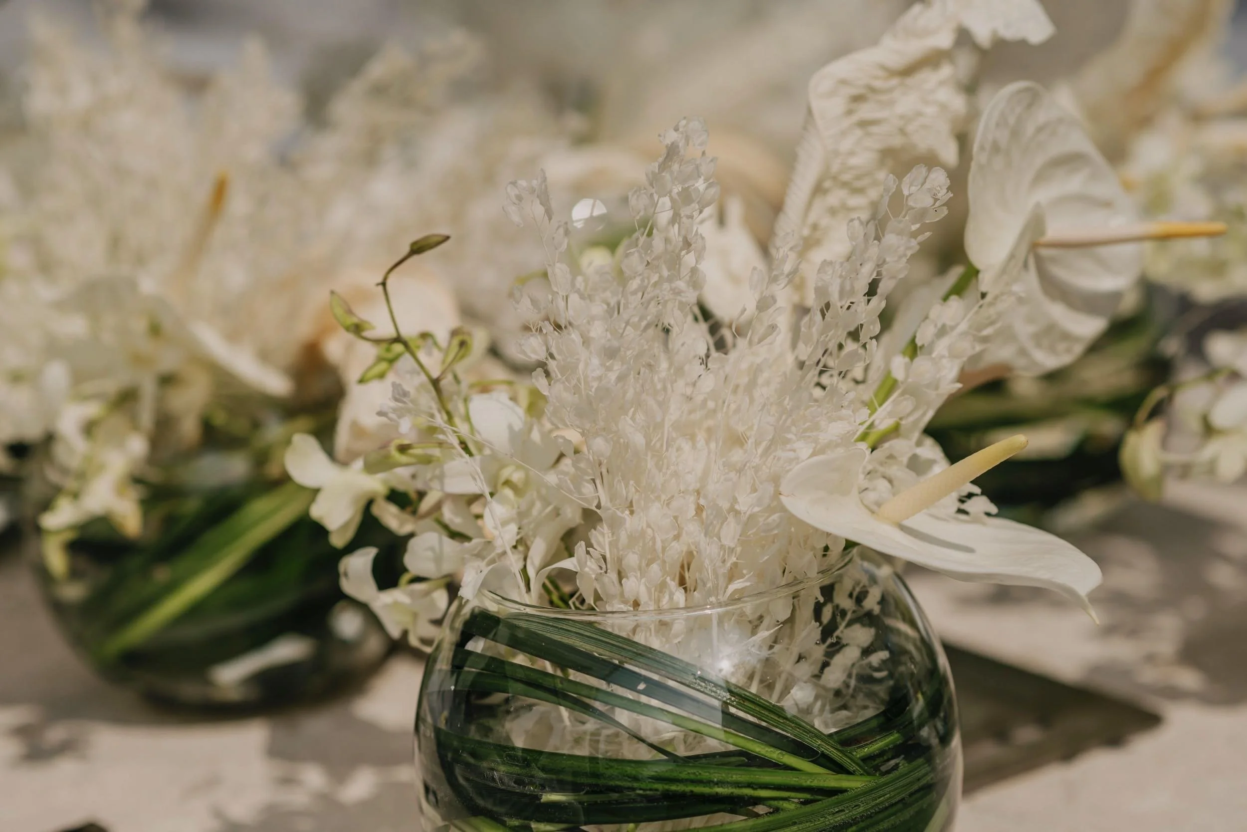 Decoración floral minimalista en blanco para bodas en Hotel Encanto Acapulco. Composición limpia a escala humana.