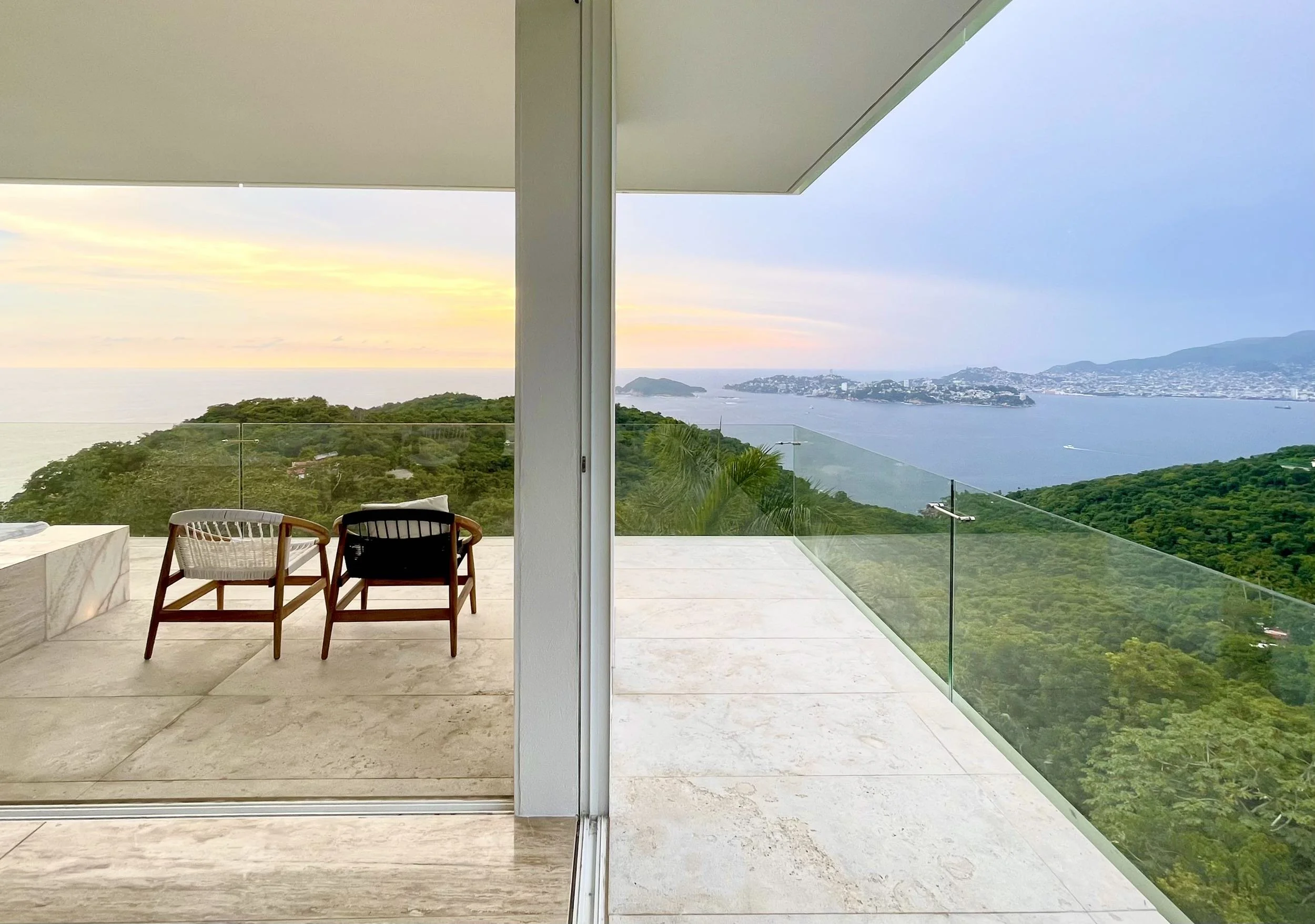 Líneas puras y transparencia en Ocean Designer Suite de Hotel Encanto Acapulco. Dilución de límites entre interior y mar.