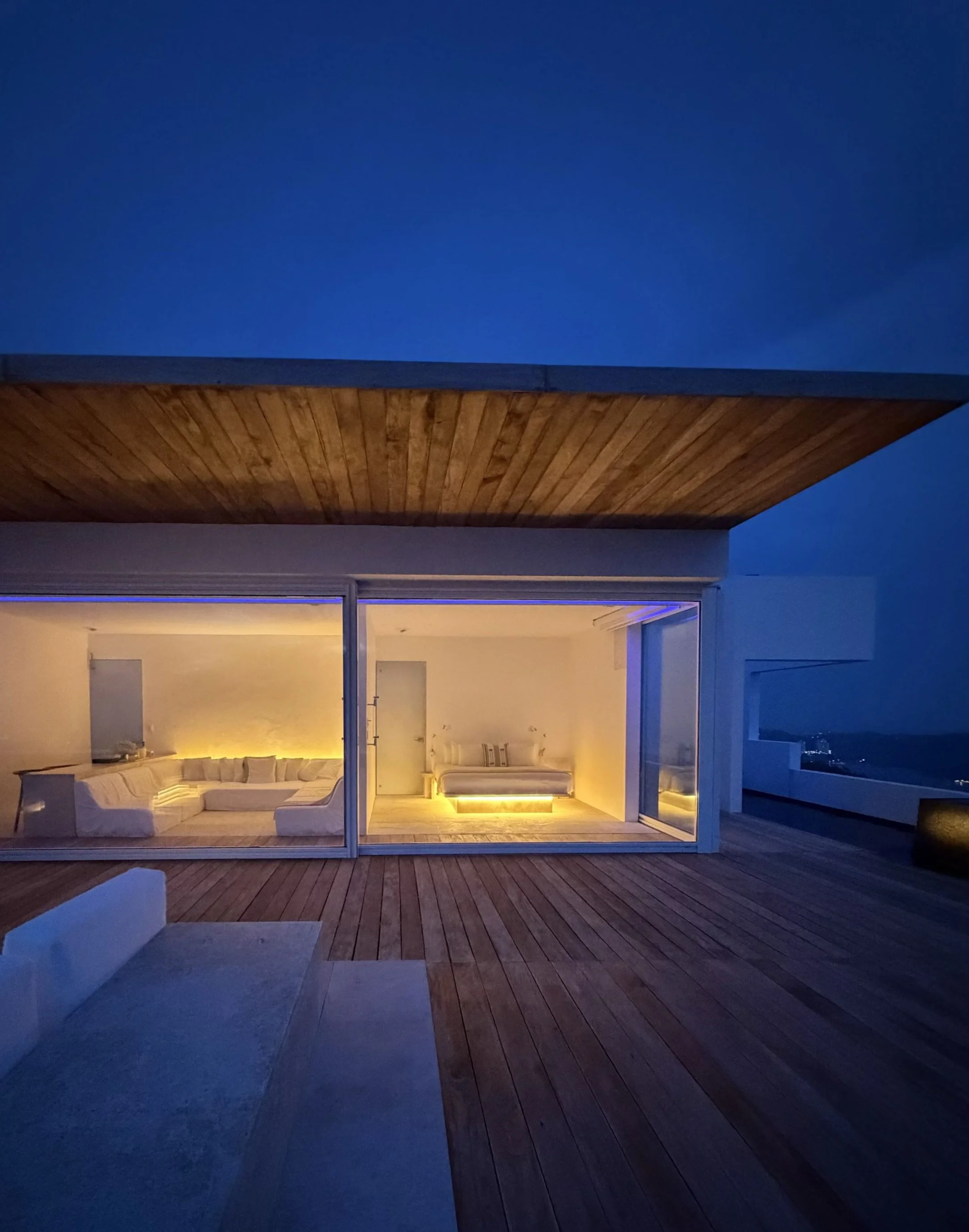 Vista frontal de habitación Signature Suite en Hotel Encanto. Diseño de iluminación y detalles arquitectónicos. 