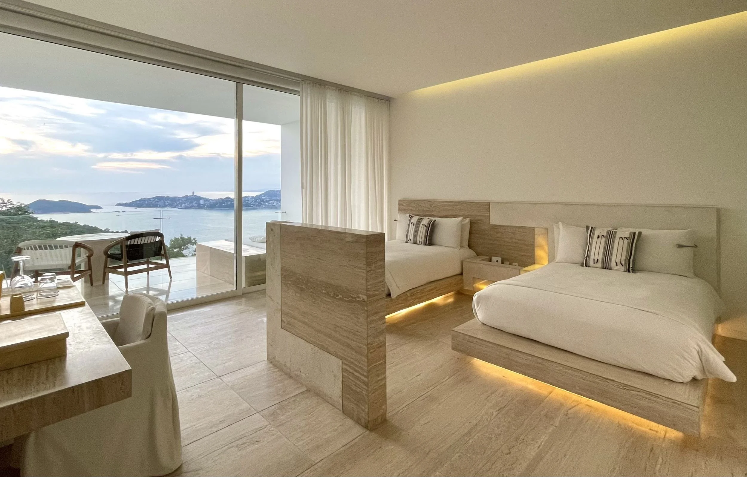 Balcón panorámico hacia el mar Pacífico en Suite Ocean Balcony Double de Hotel Encanto Acapulco. Fotografía Nicola Lorusso.