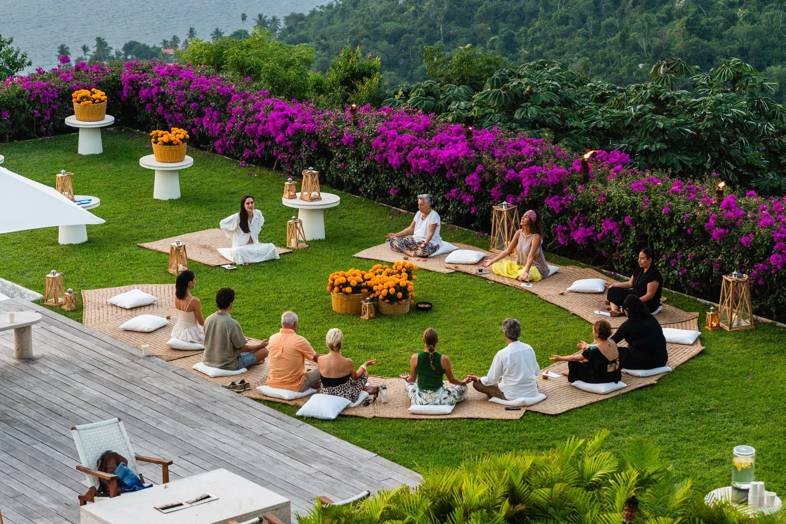 Sesión de meditación en los jardines de Hotel Encanto Acapulco. Experiencia a escala humana en Brisas Marqués.