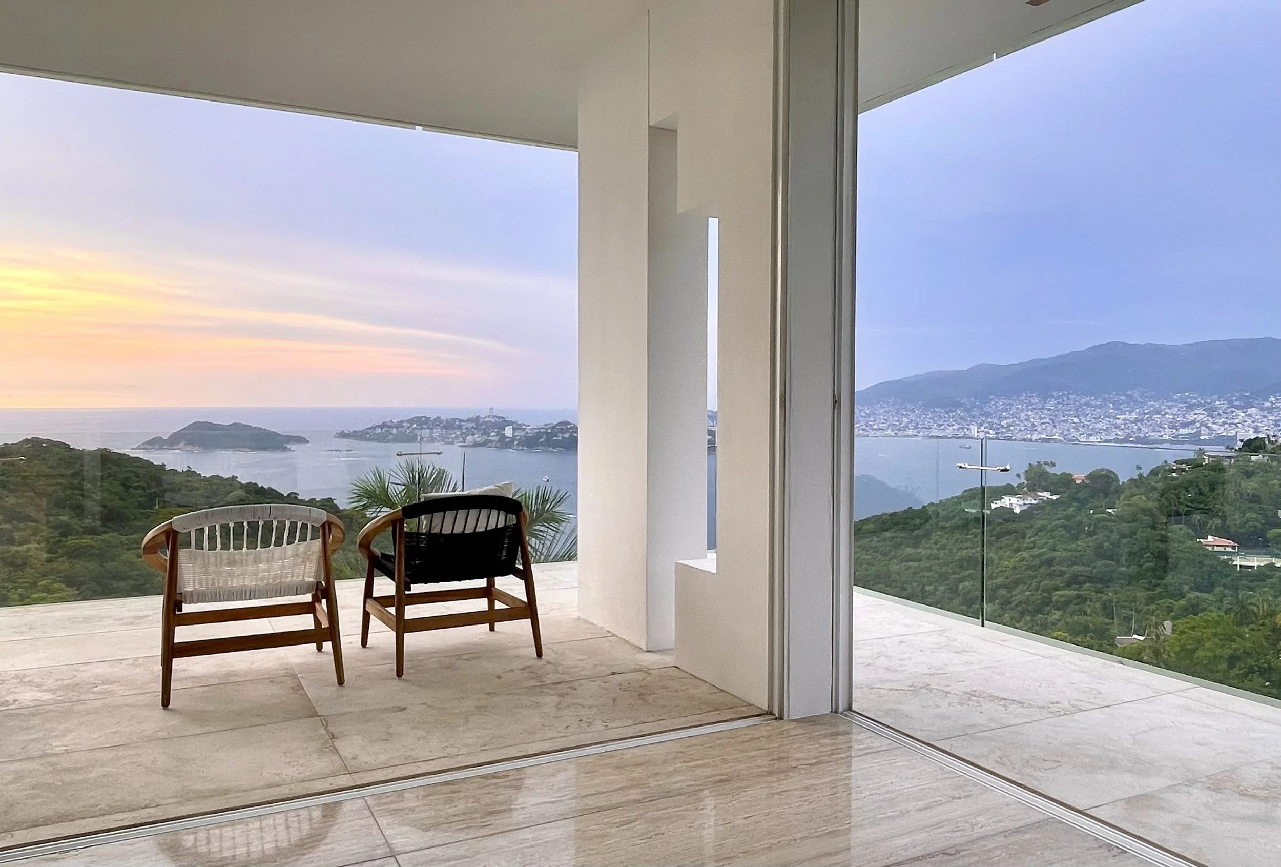 Balcón minimalista de la Ocean Designer Suite en Brisas Marqués. Contemplación del océano y la arquitectura de Aragonés.