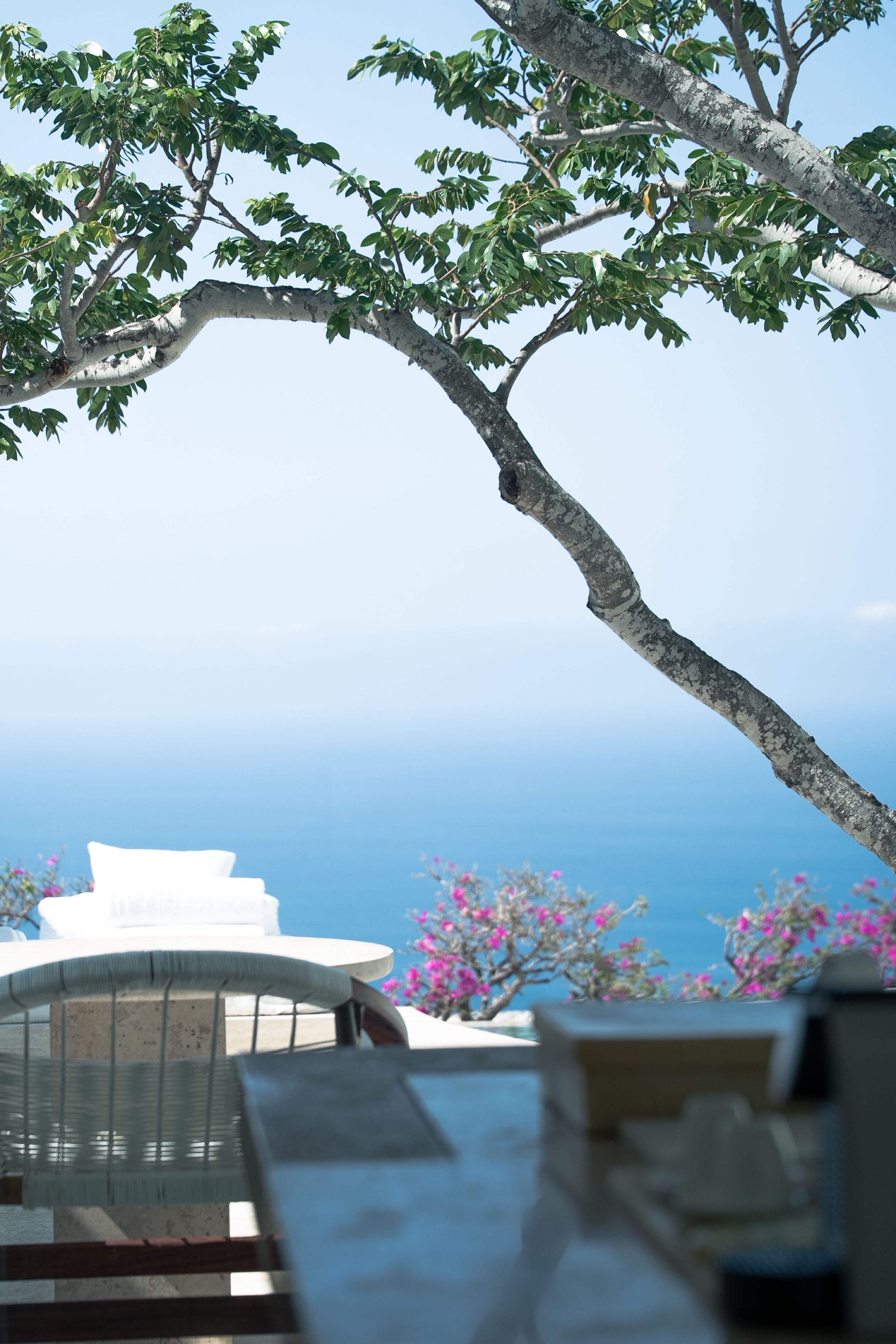 Piscina infinita privada en la Ocean Pool Villa de Hotel Encanto. Fusión lineal de la arquitectura con el Pacífico