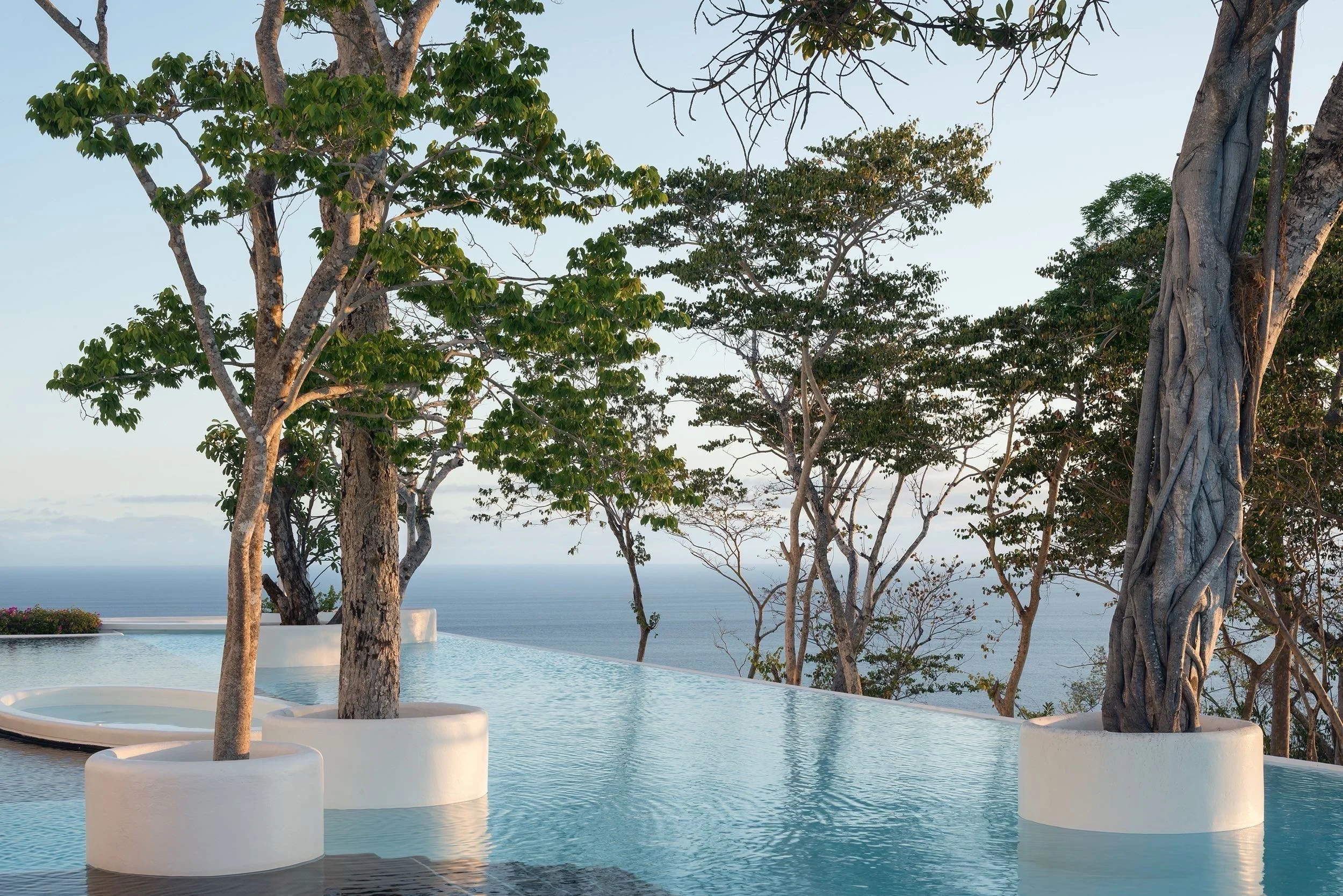 Alberca infinita con vista al océano Pacífico en el hotel boutique exclusivo Encanto Acapulco, México.