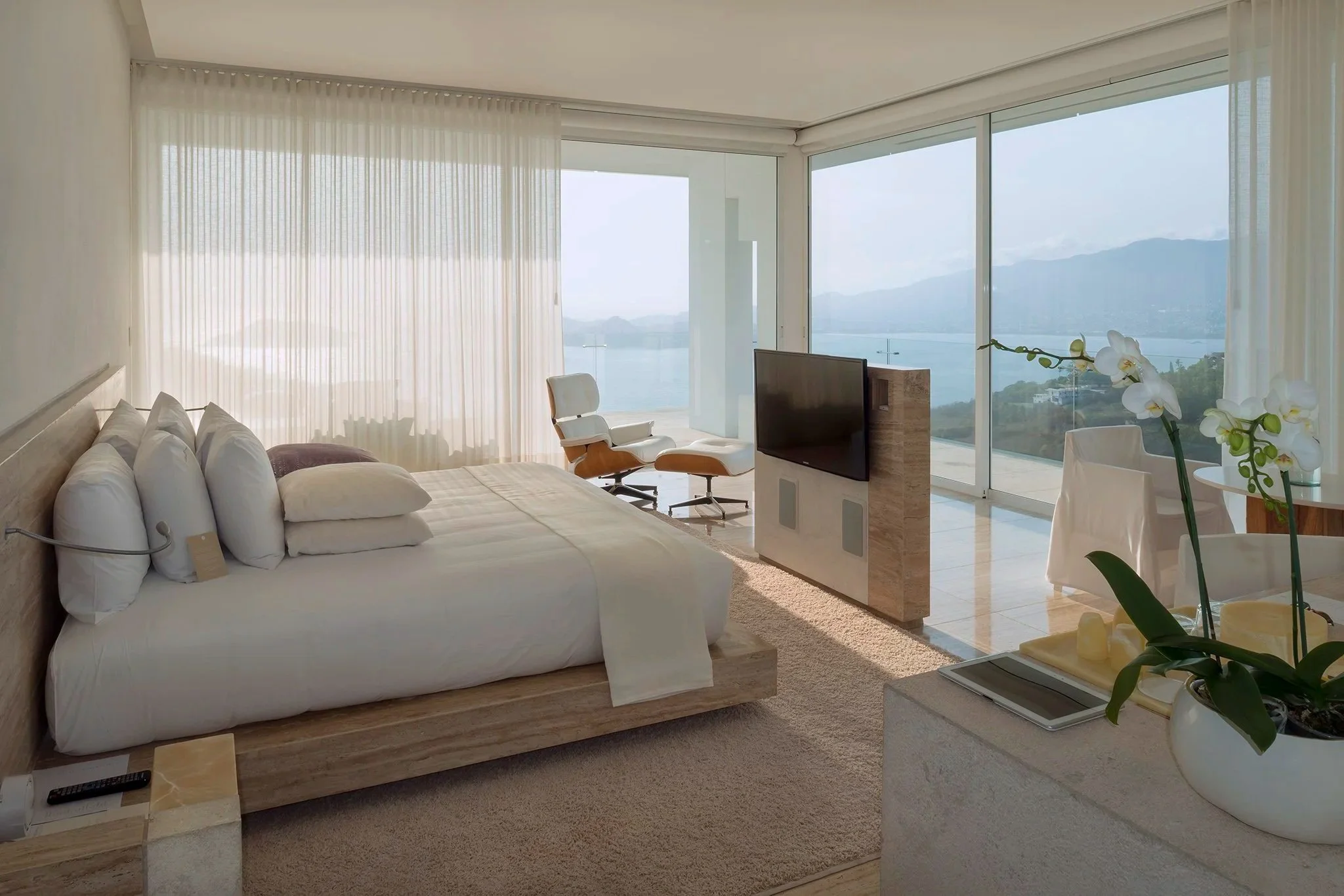 Suite de escala humana y terraza frente al Pacífico. Hotel Encanto Acapulco.