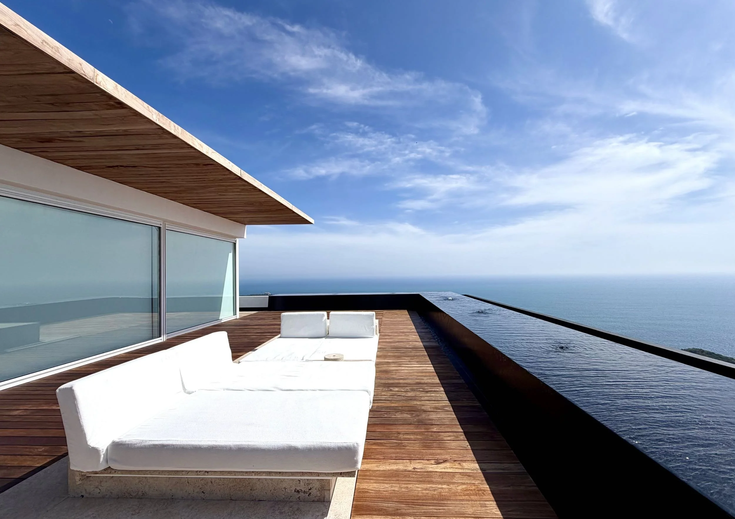 Terraza en Signature Suite de Hotel Encanto. Espacio exterior con vista 180 grados hacia el mar de cortes 